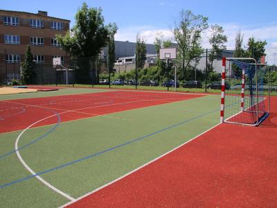 Zdjęcie przedstawiające nowe, zmodernizowane boisko sportowe.