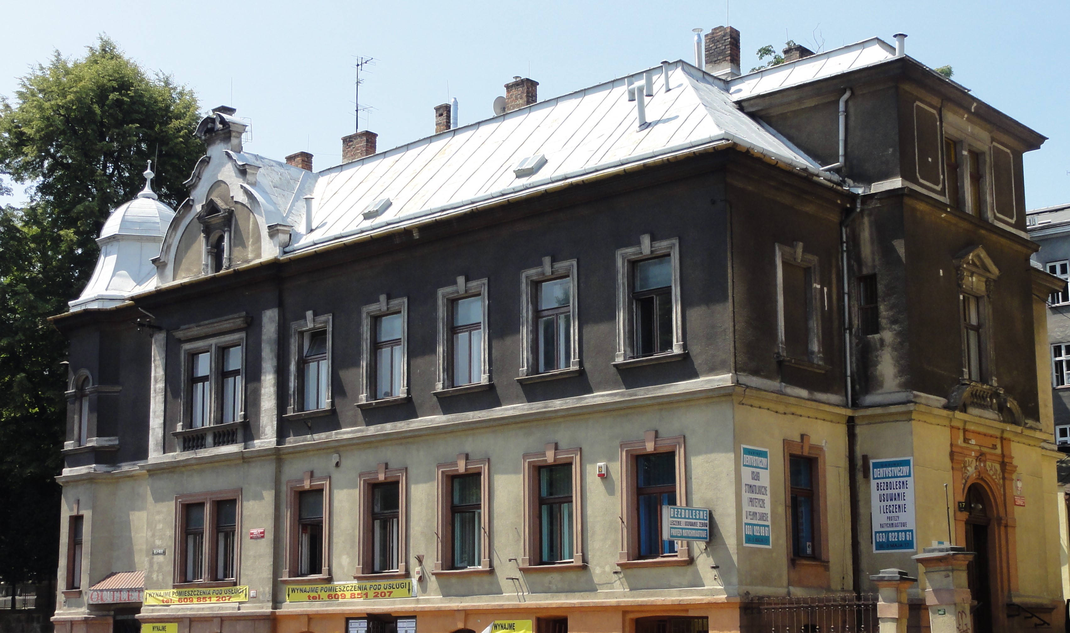 3 Maja 17 widok na budynek przed remontem.
