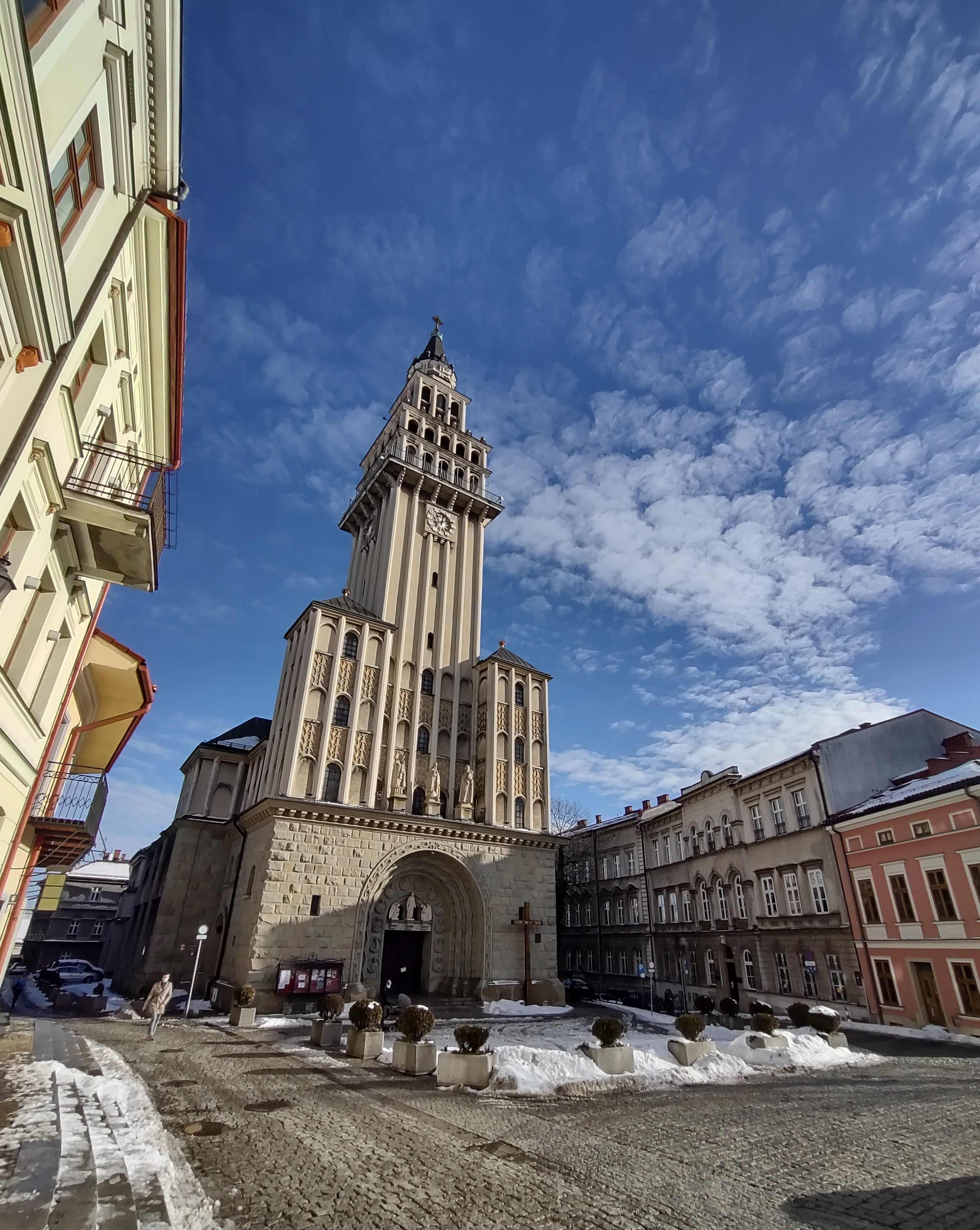 Widok na fasadę katedry po konserwacji kamienia.