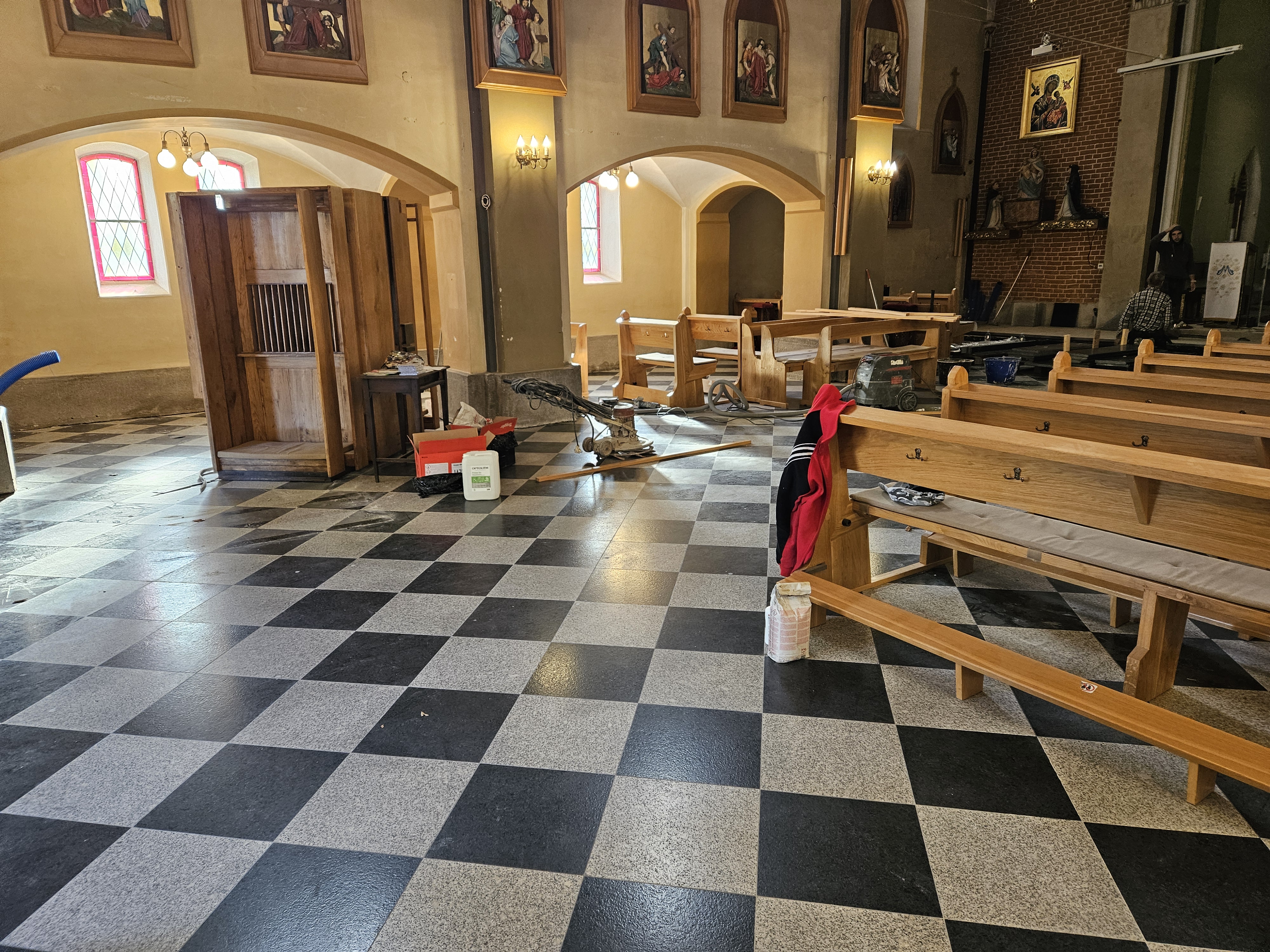 Kościół św. Małgorzaty przywracanie posadzki w oparciu o historyczny wzór.