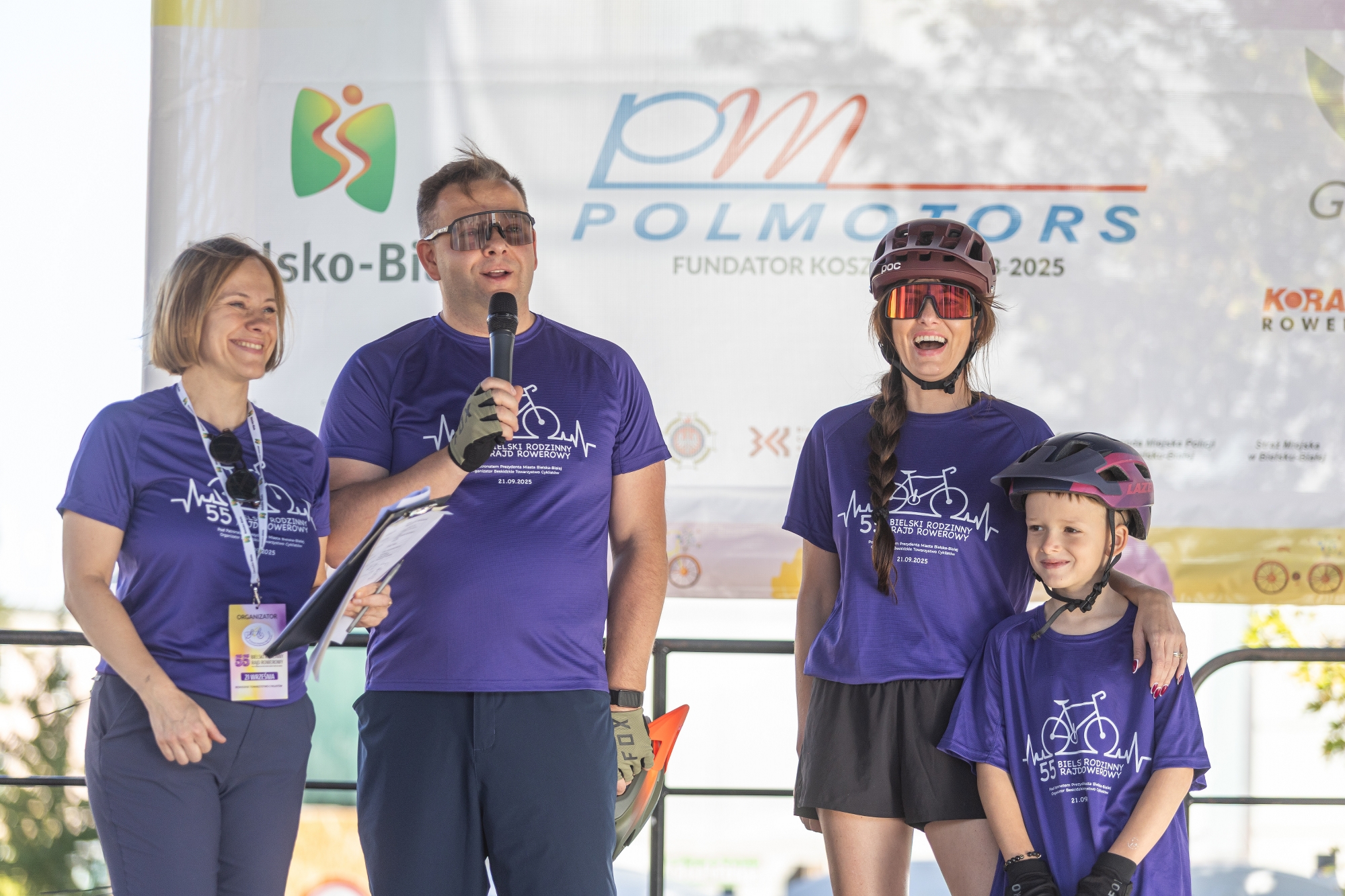 na zdjęciu rowerzyści