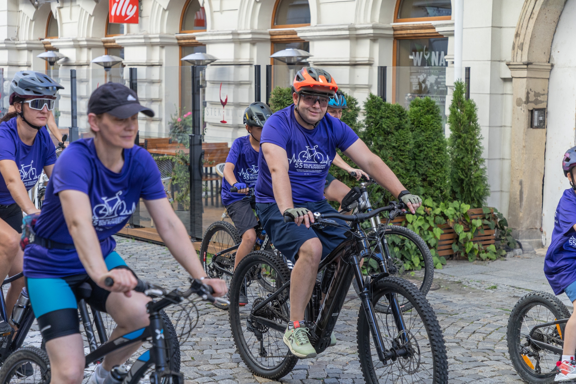 na zdjęciu rowerzyści