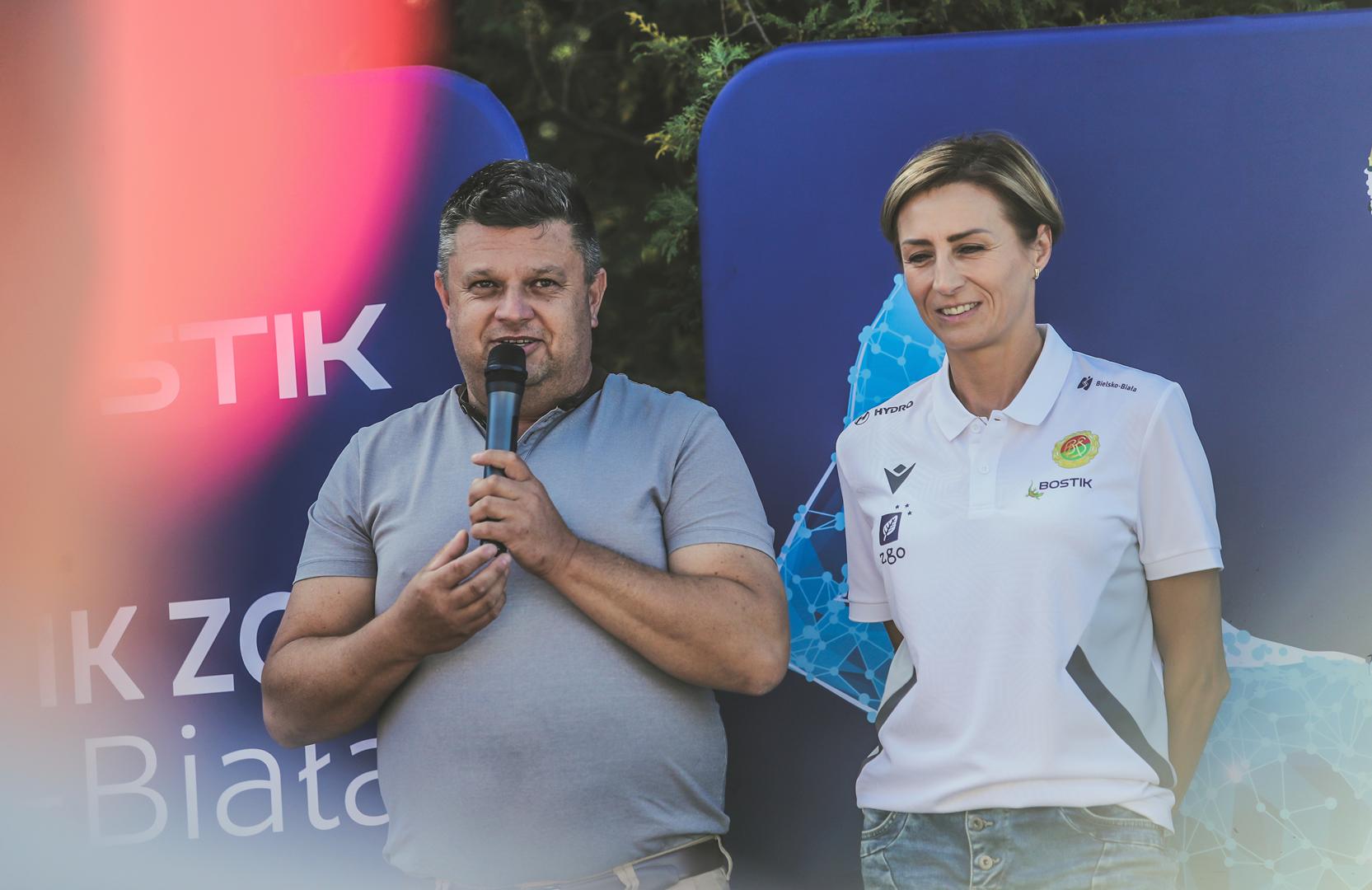 na zdjęciu siatkarki podczas prezentacji