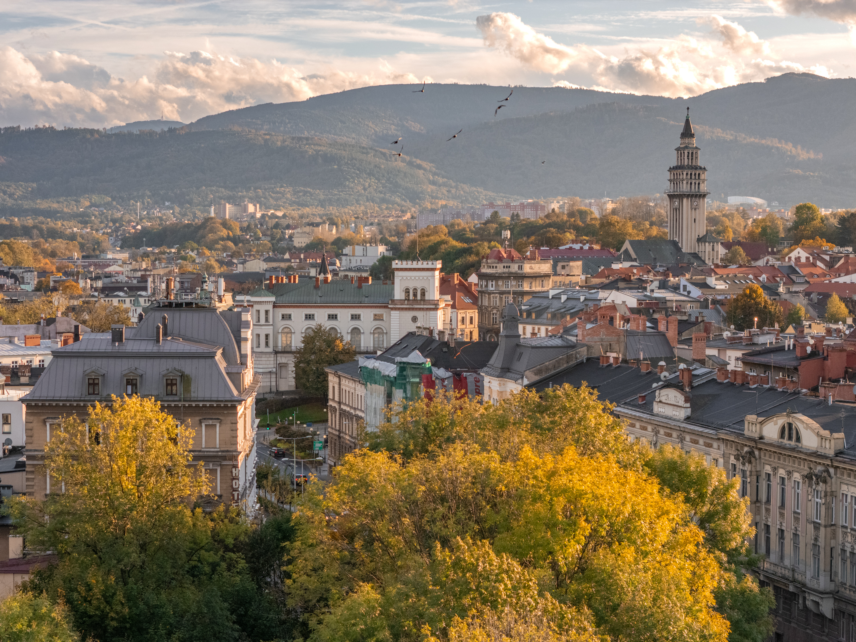 Zdjęcie przedstawiające widok z lotu ptaka na Bielsko-Białą i góry w tle.