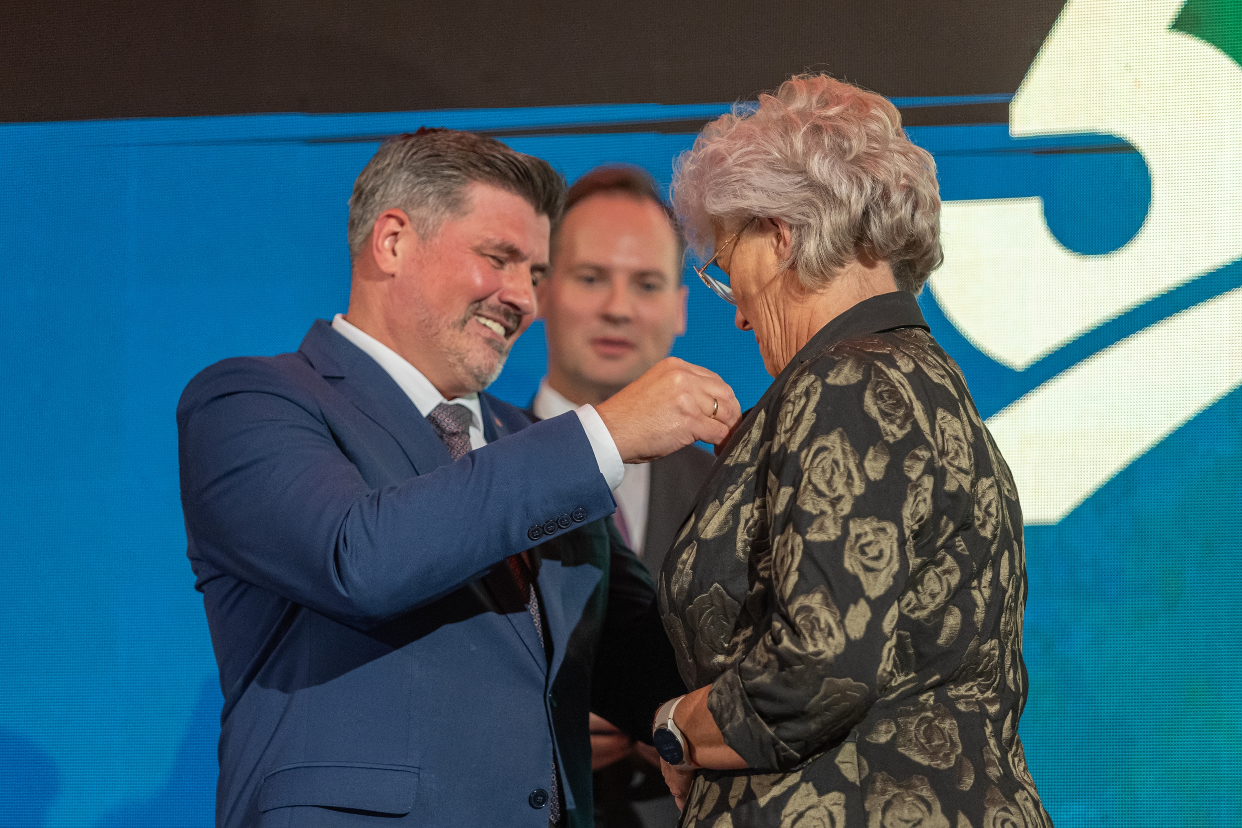 na zdjęciu osoby na scenie