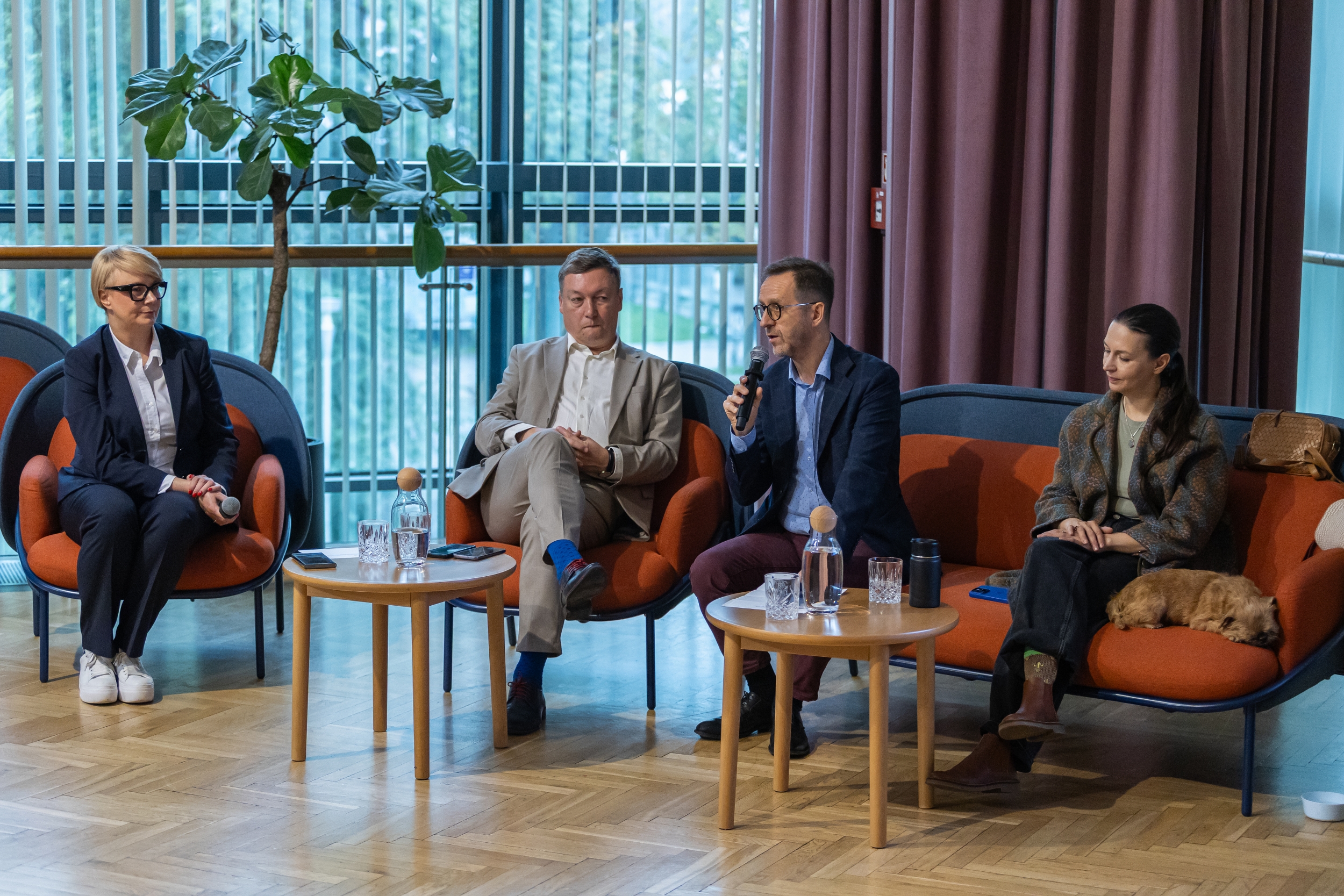 na zdjęciu osoby podczas konferencji 
