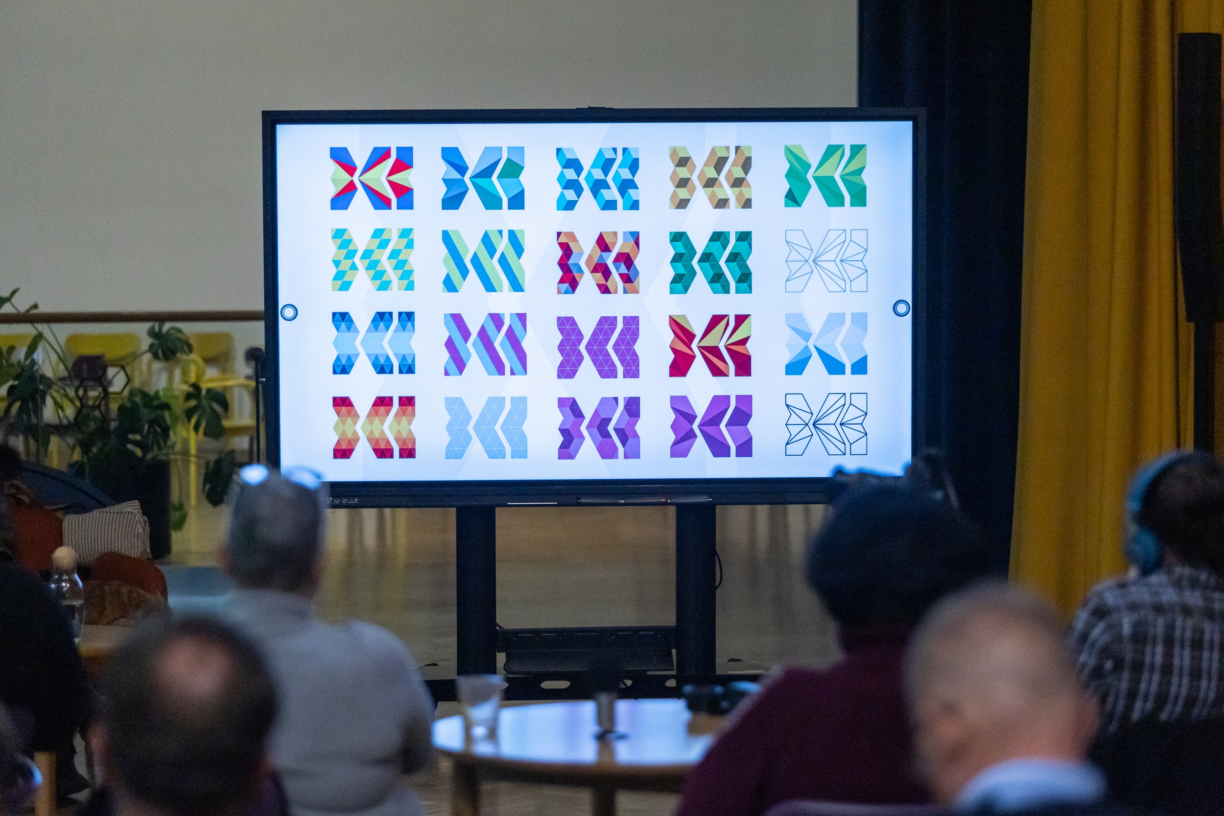 na zdjęciu osoby podczas konferencji 