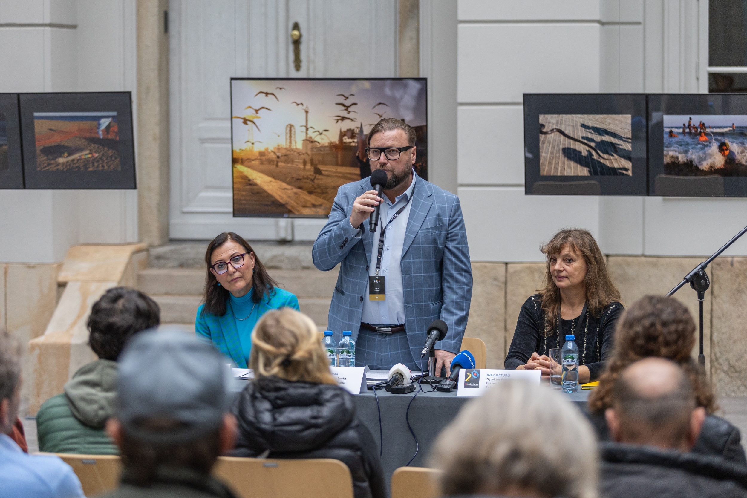 osoby podczas konferencji