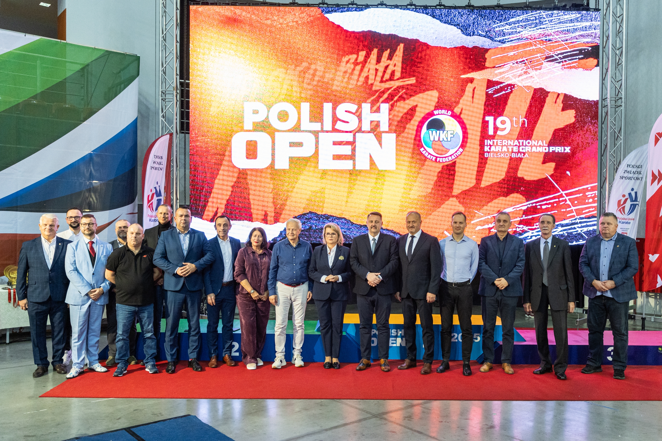 na zdjęciu zawodnicy walczący