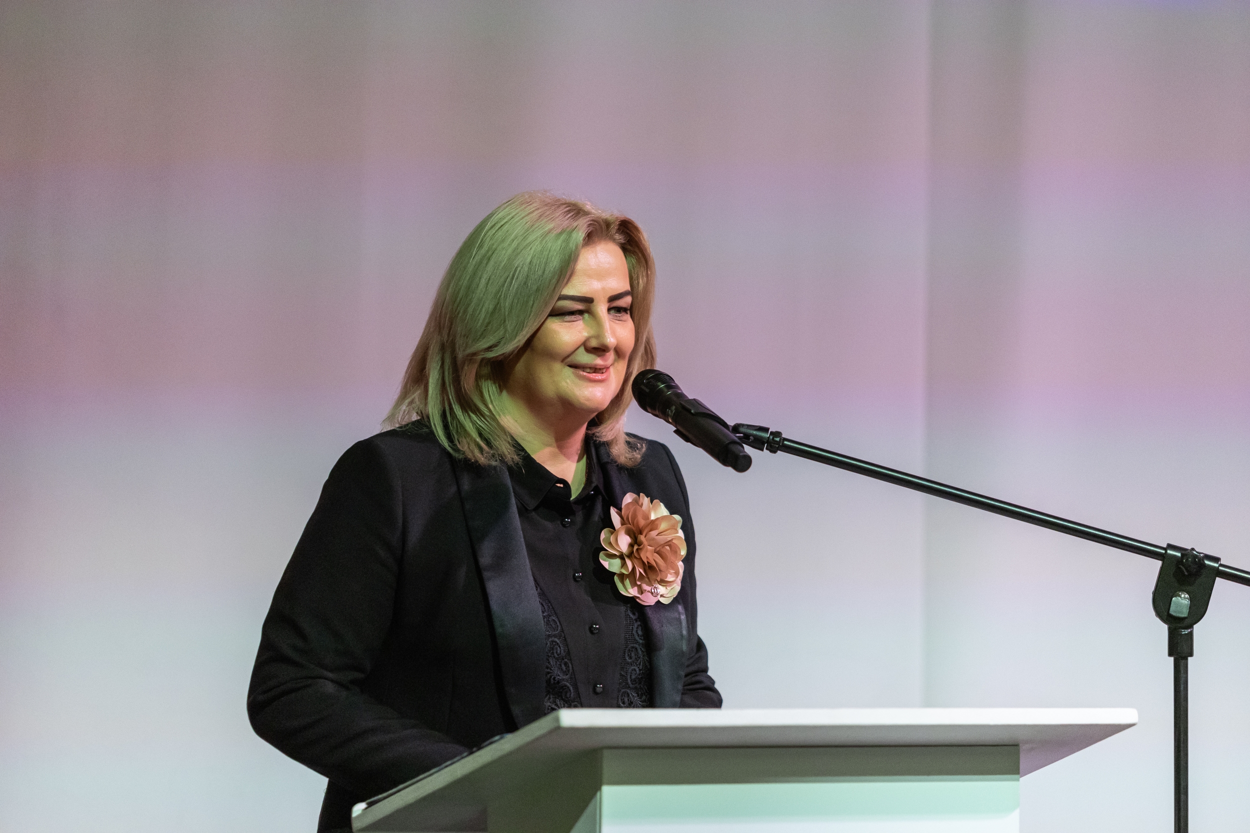 na zdjęciu osoby przemawiające ze sceny