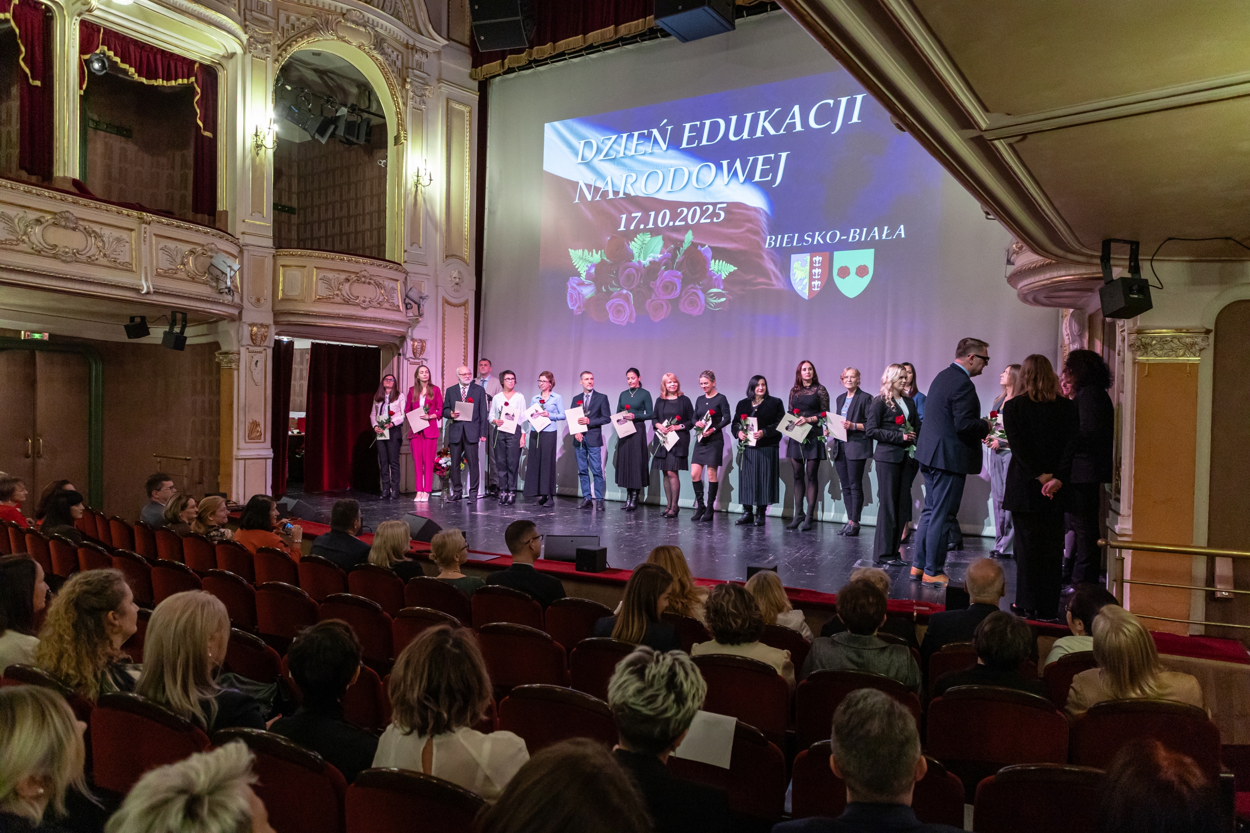 na zdjęciu osoby przemawiające ze sceny