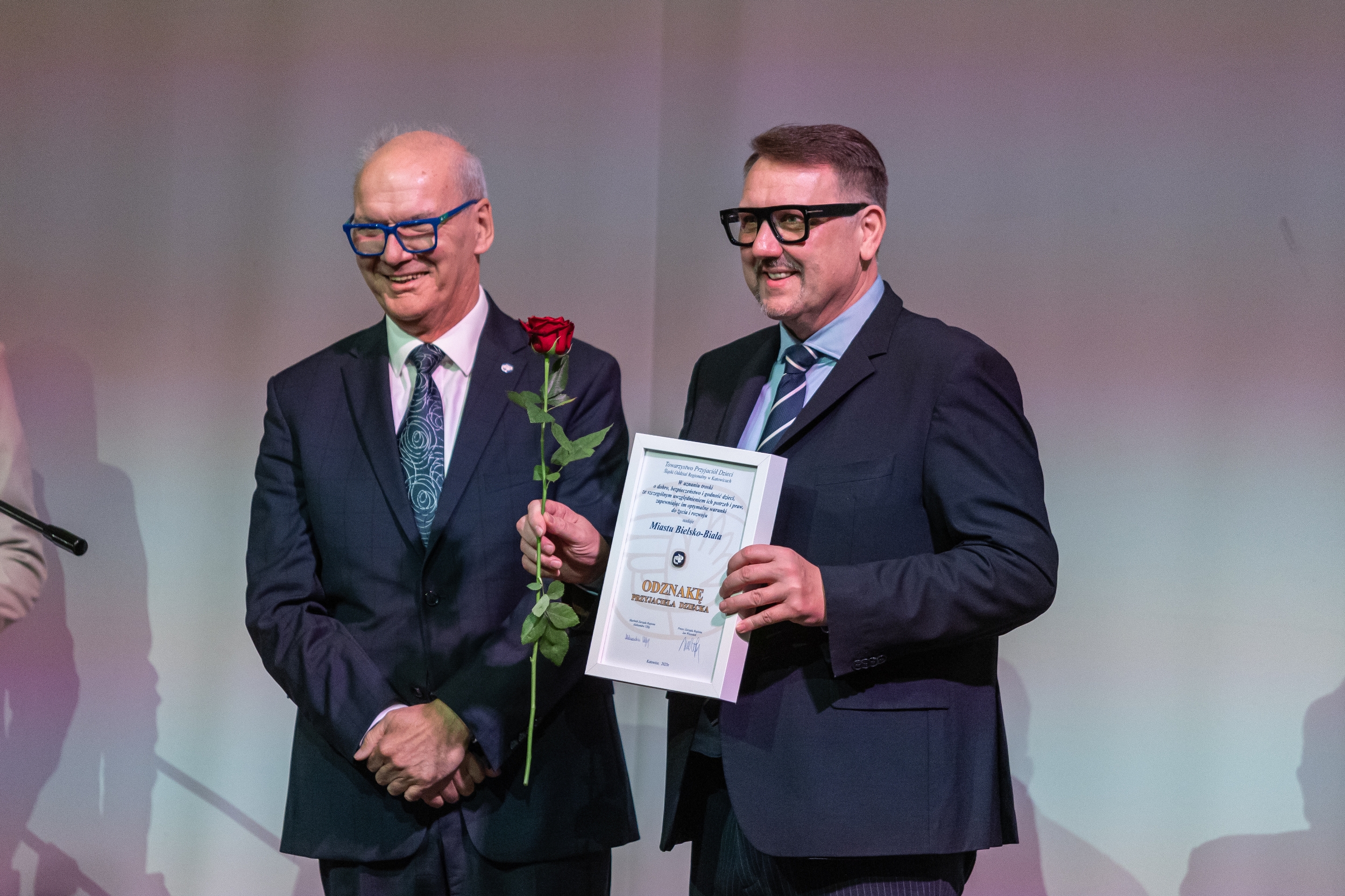 na zdjęciu osoby przemawiające ze sceny