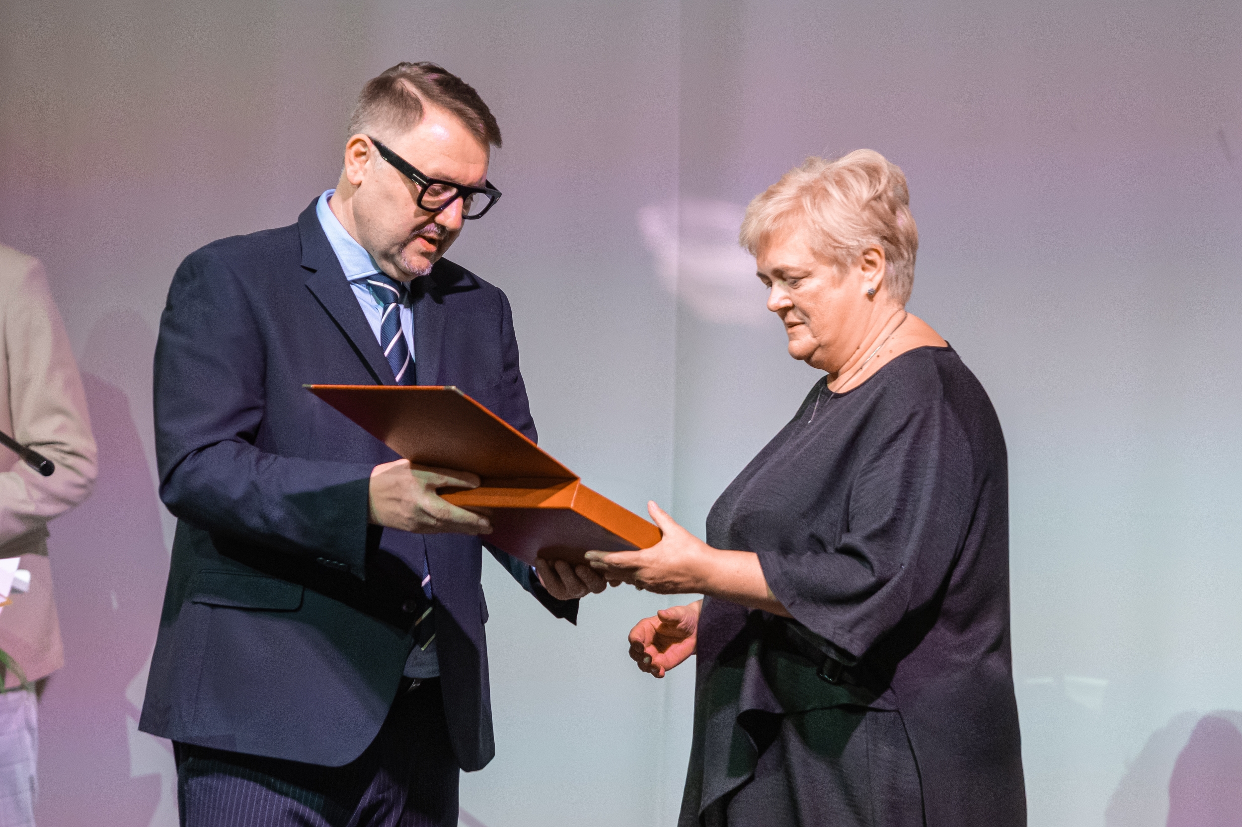 na zdjęciu osoby przemawiające ze sceny