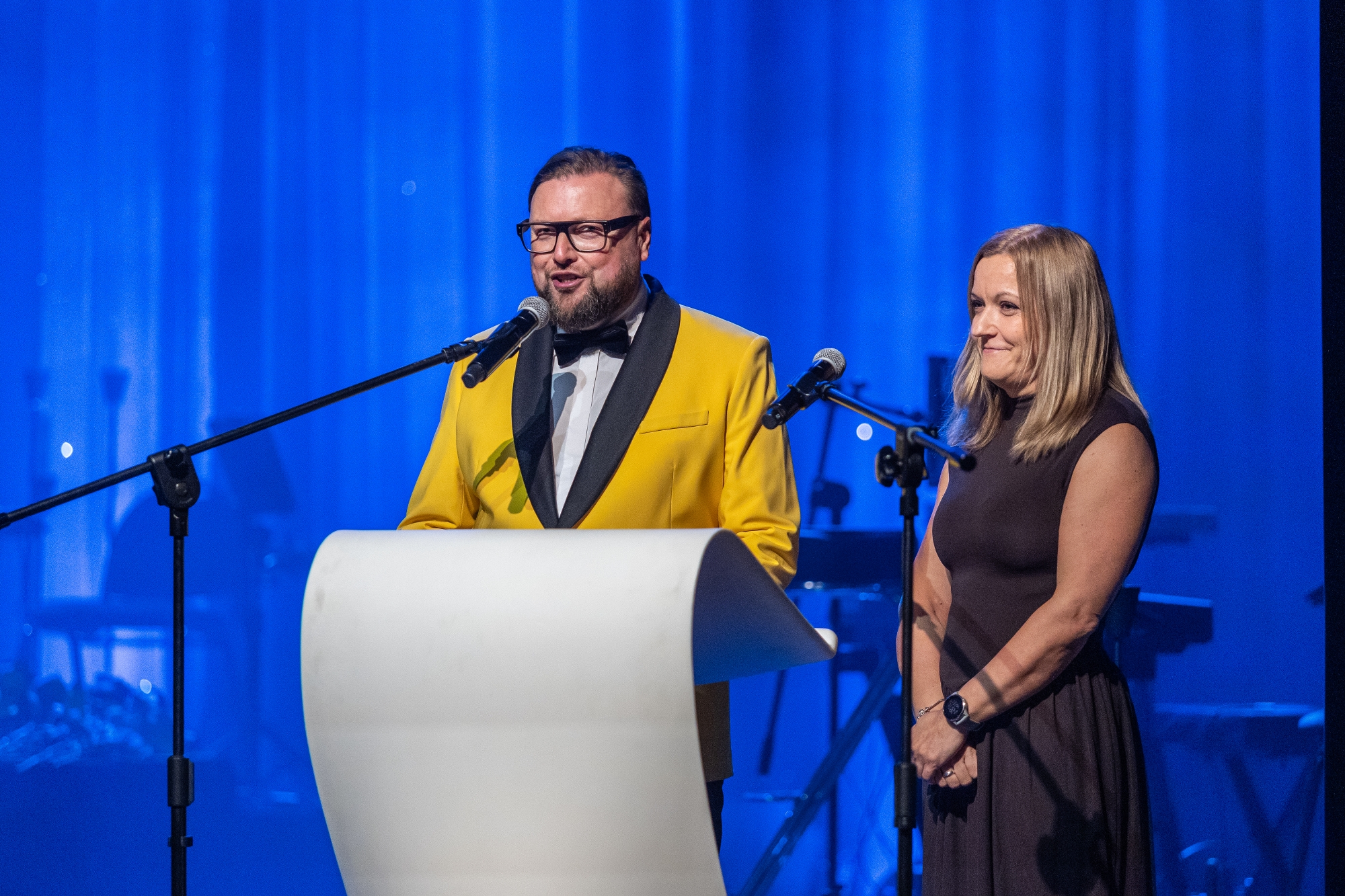 na zdjęciu osoby na scenie