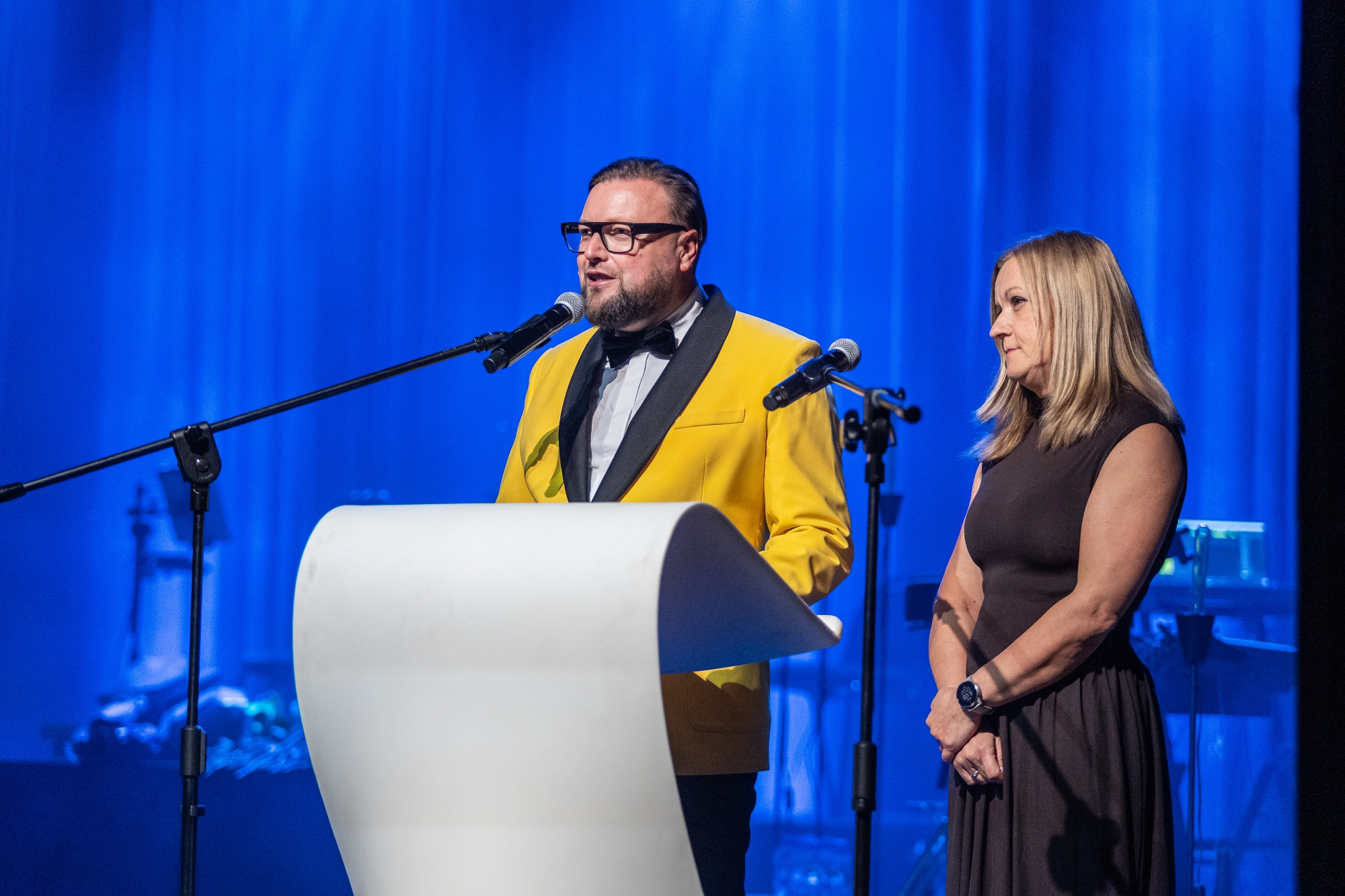 na zdjęciu osoby na scenie