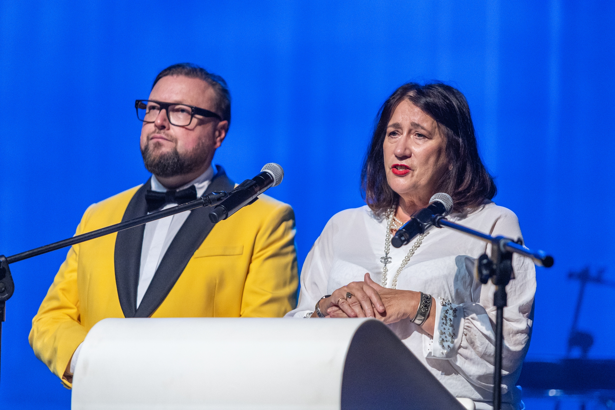 na zdjęciu osoby na scenie