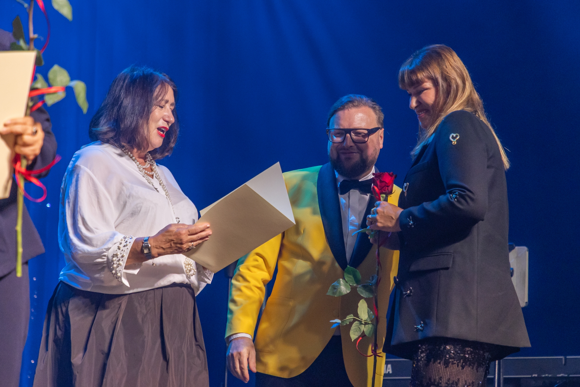 na zdjęciu osoby na scenie