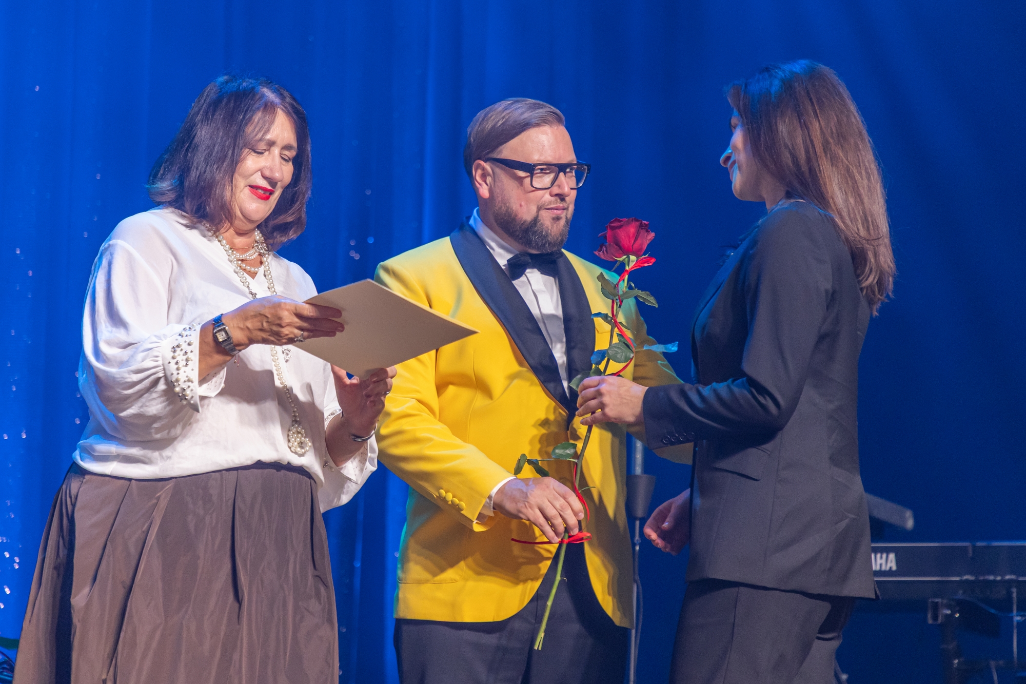 na zdjęciu osoby na scenie