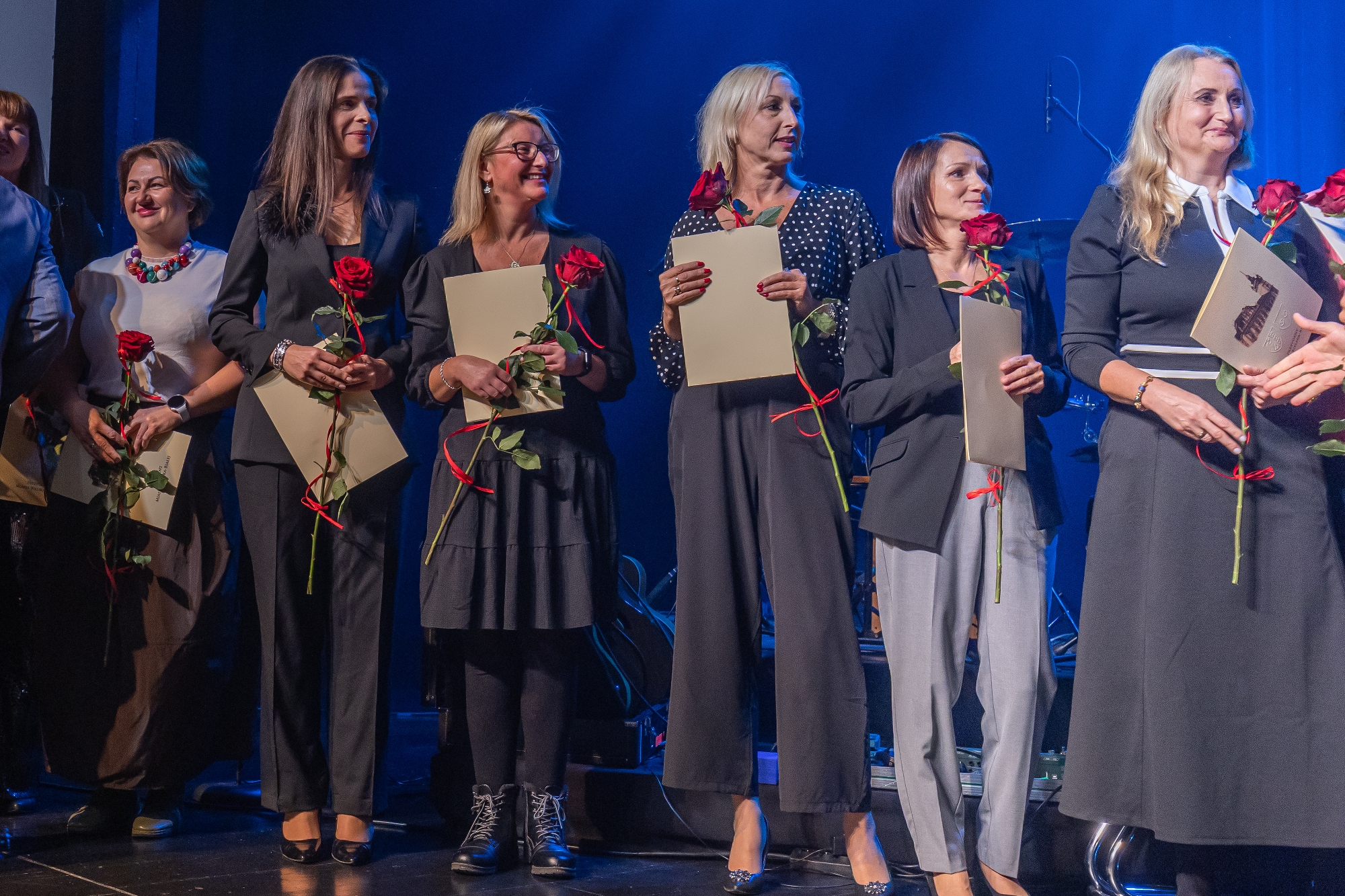 na zdjęciu osoby na scenie