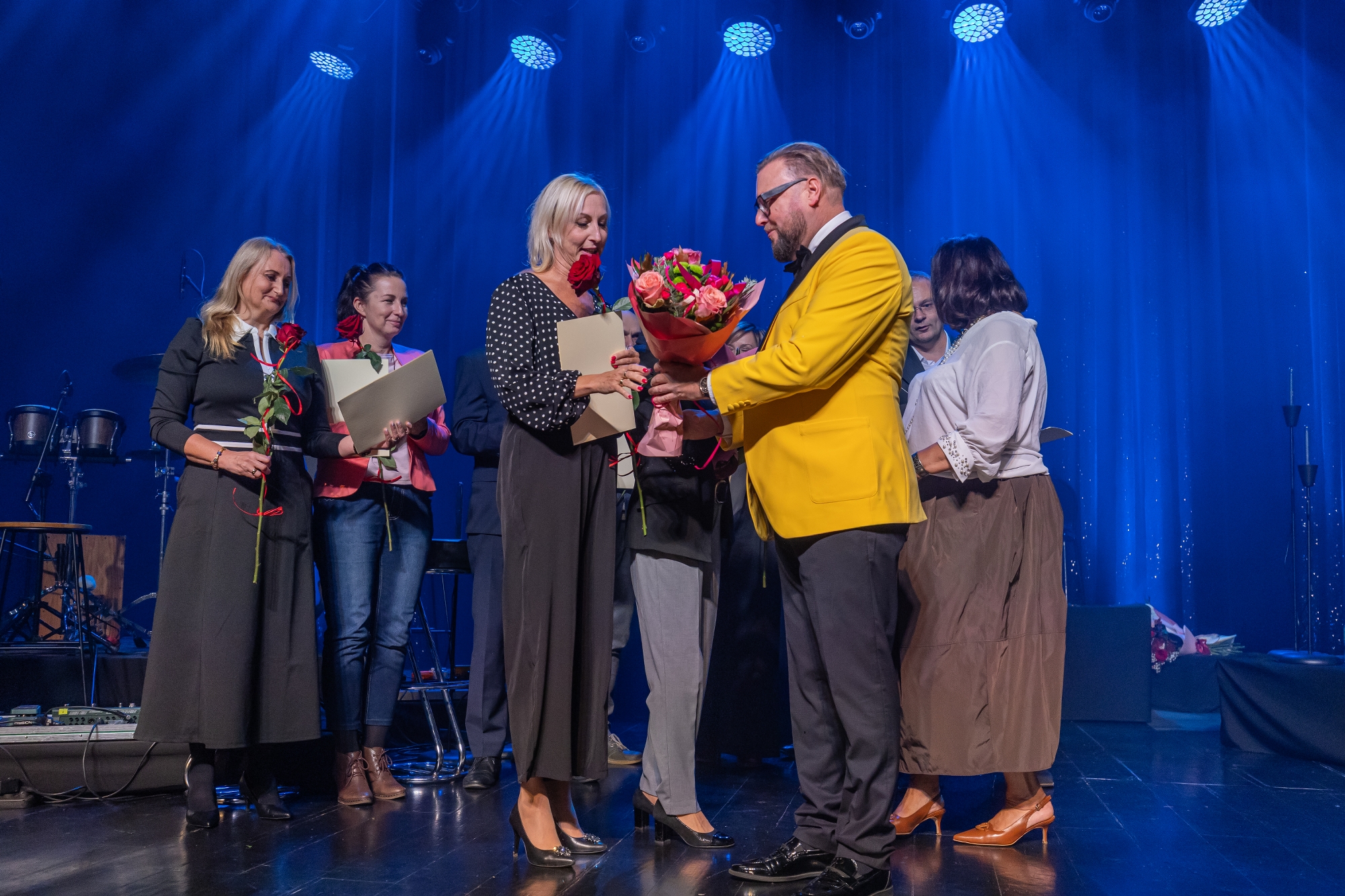 na zdjęciu osoby na scenie