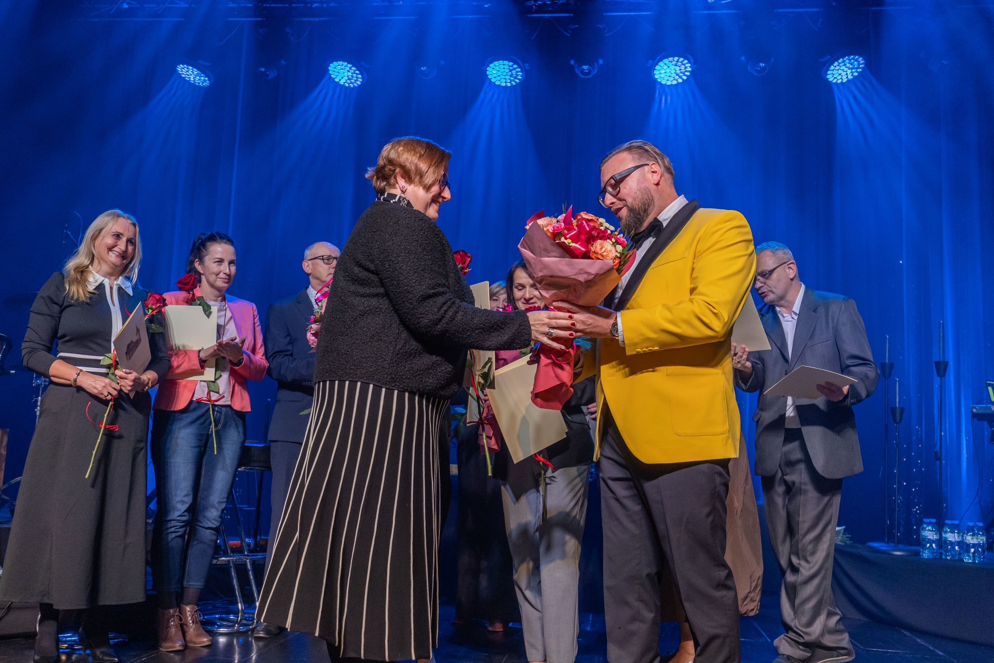 na zdjęciu osoby na scenie