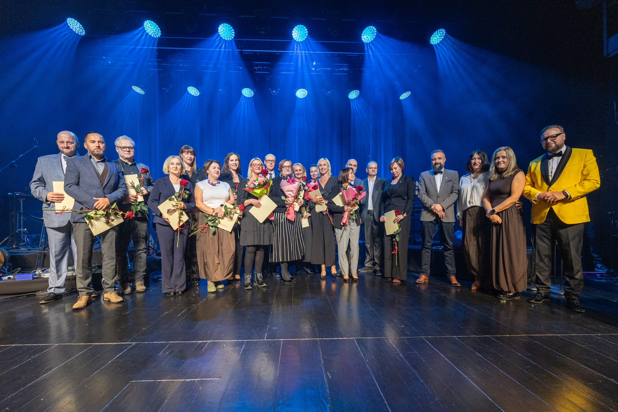 na zdjęciu osoby na scenie