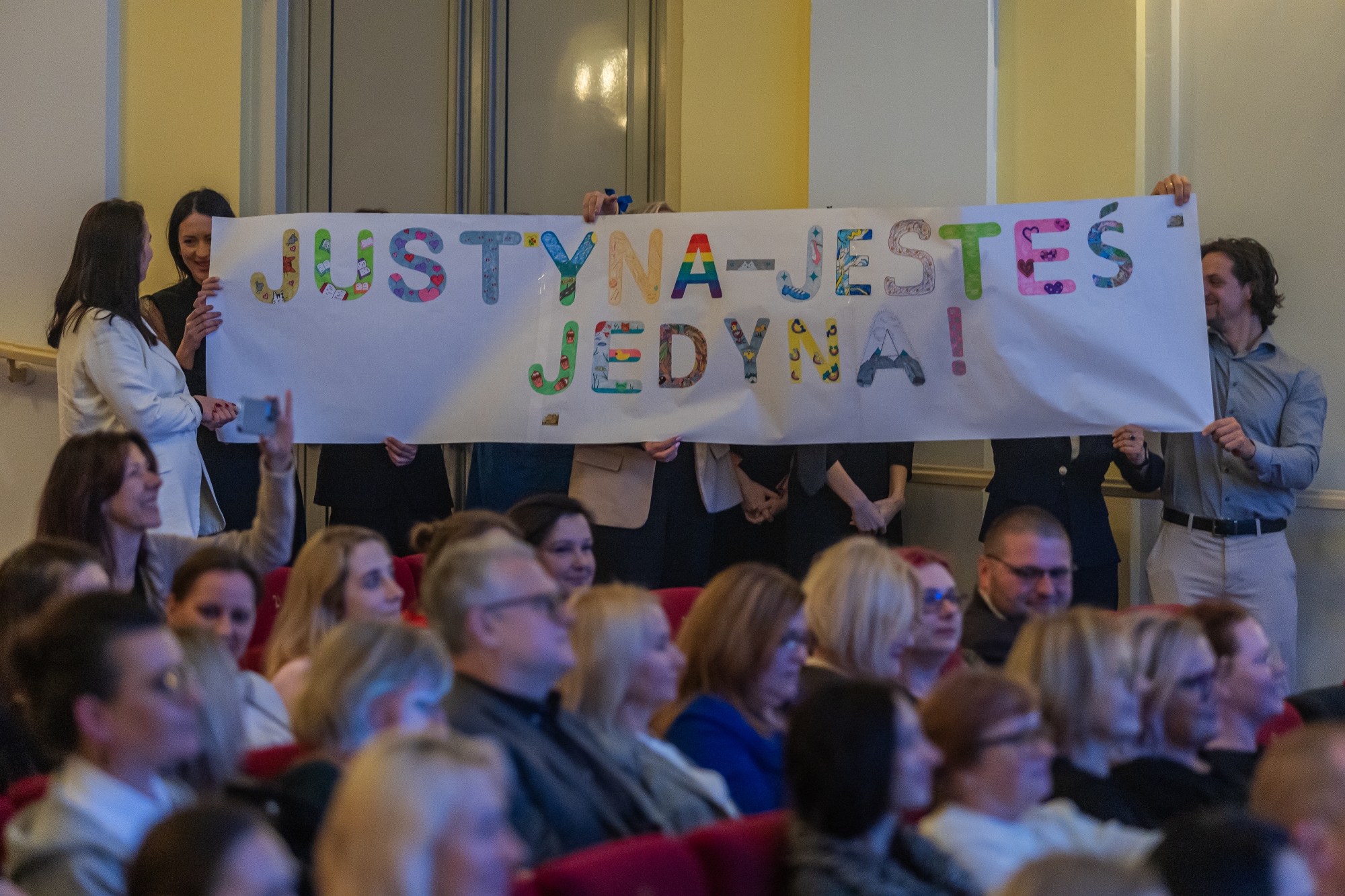 na zdjęciu osoby na scenie