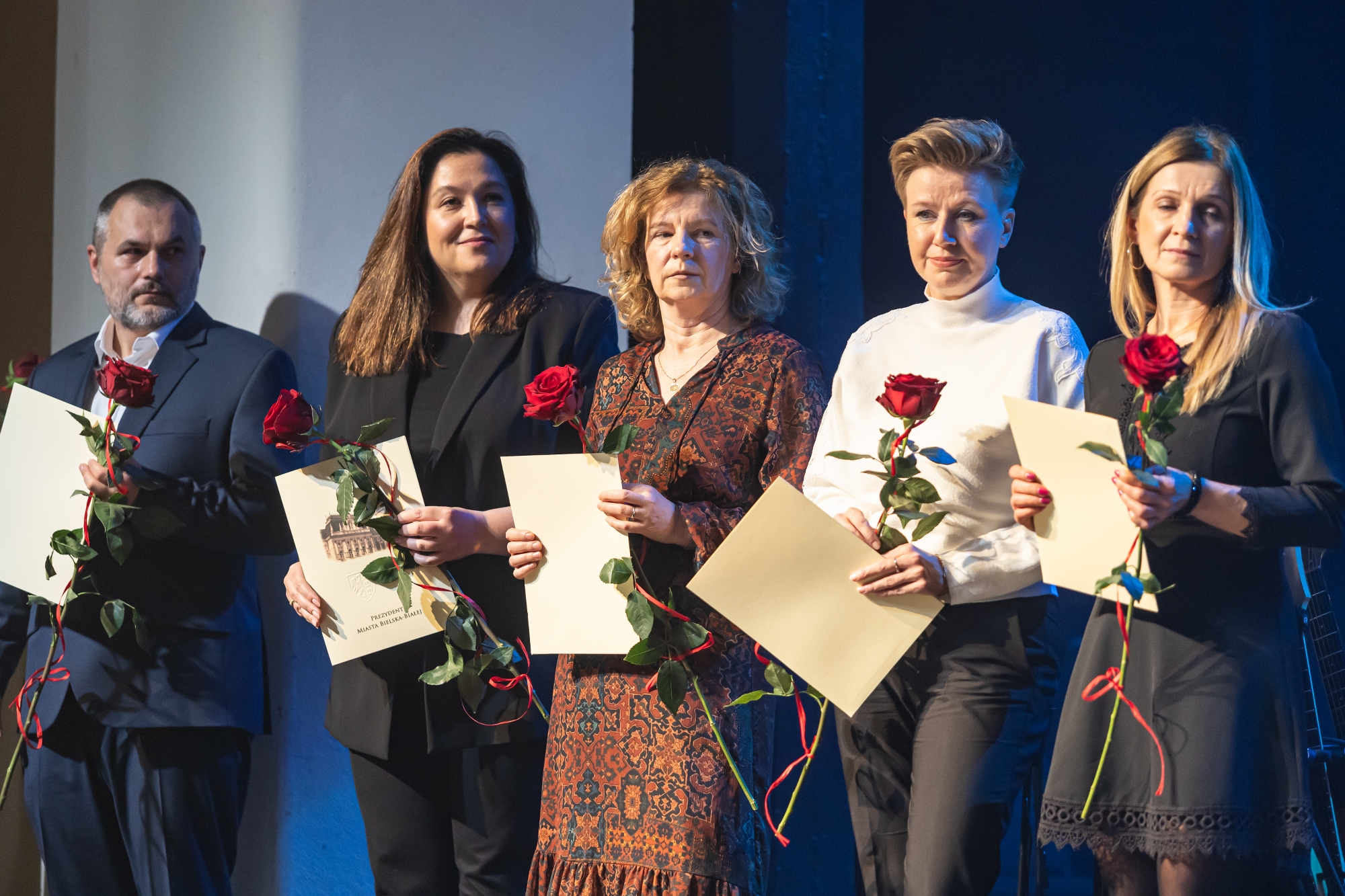 na zdjęciu osoby na scenie