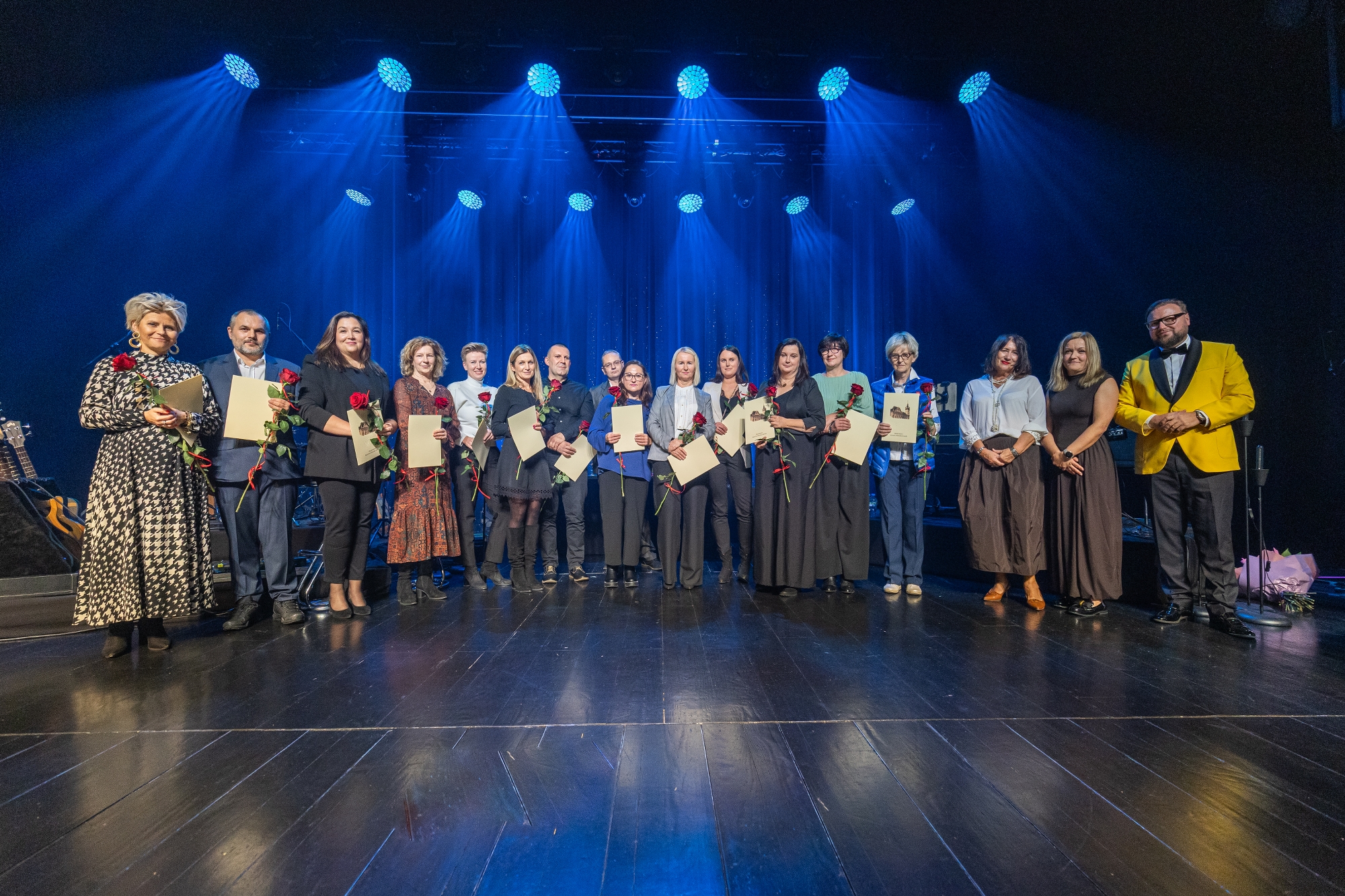 na zdjęciu osoby na scenie