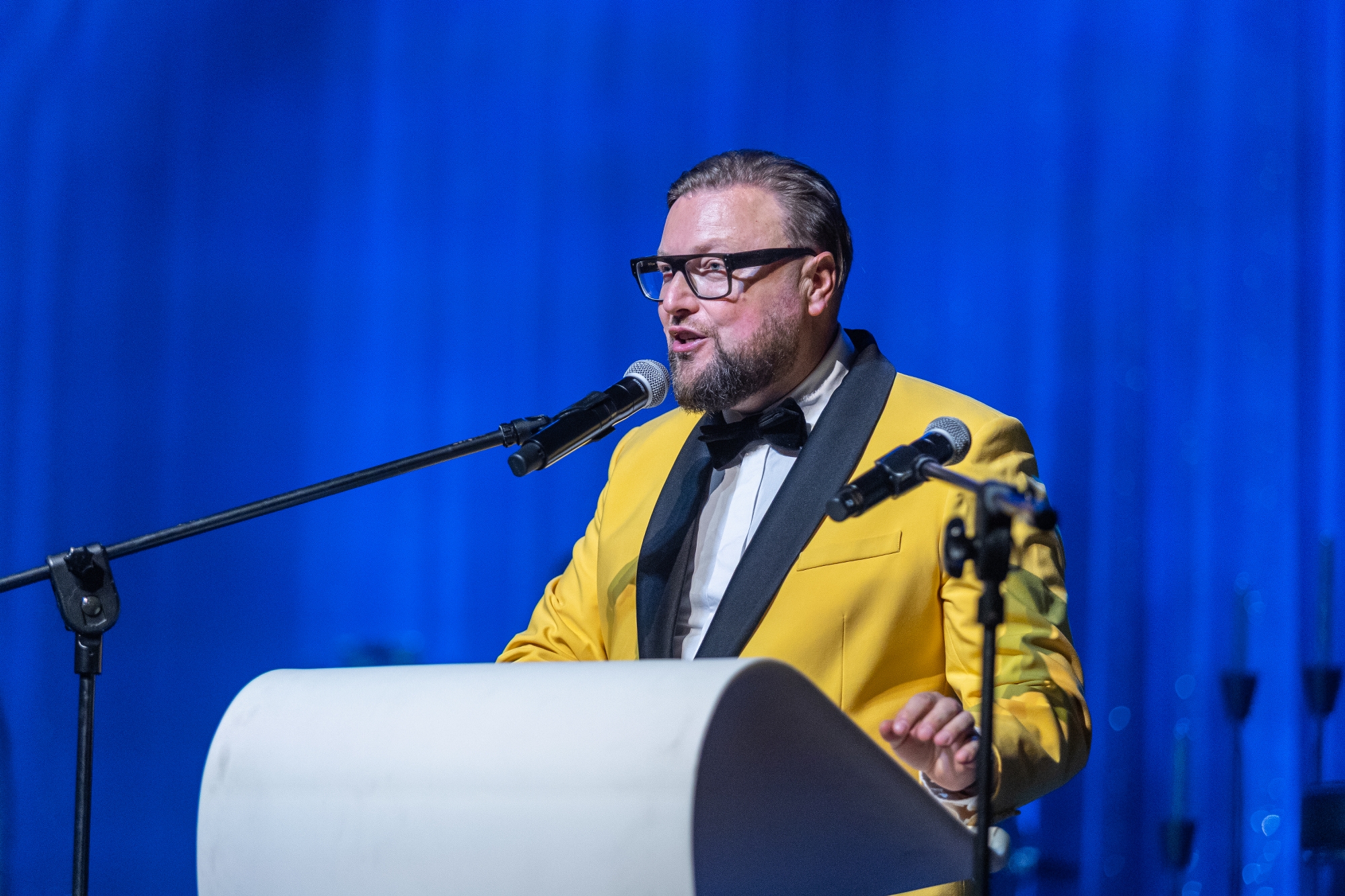 na zdjęciu osoby na scenie