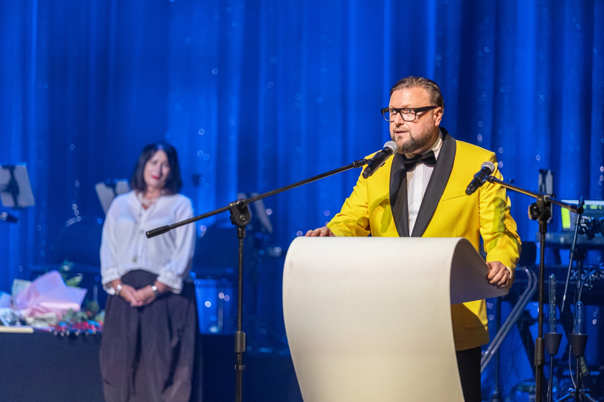 na zdjęciu osoby na scenie