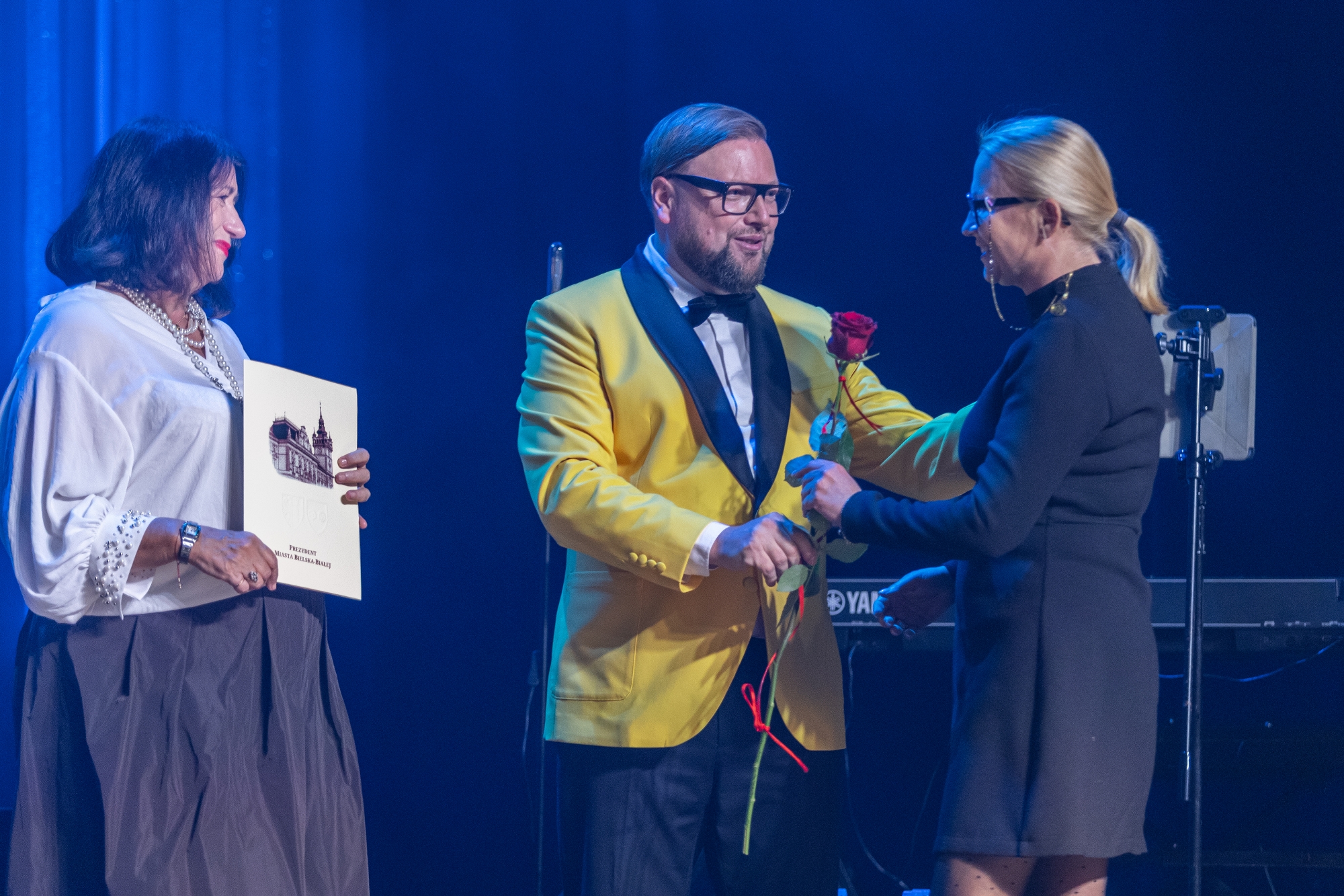 na zdjęciu osoby na scenie