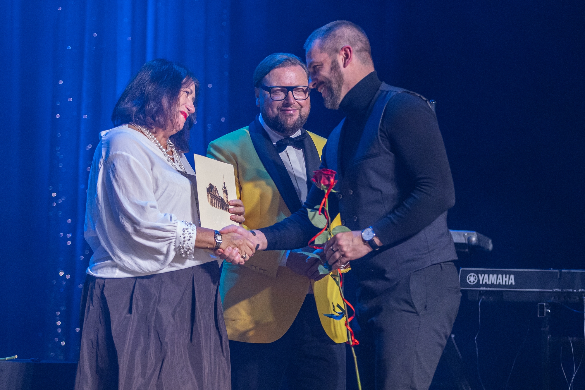 na zdjęciu osoby na scenie