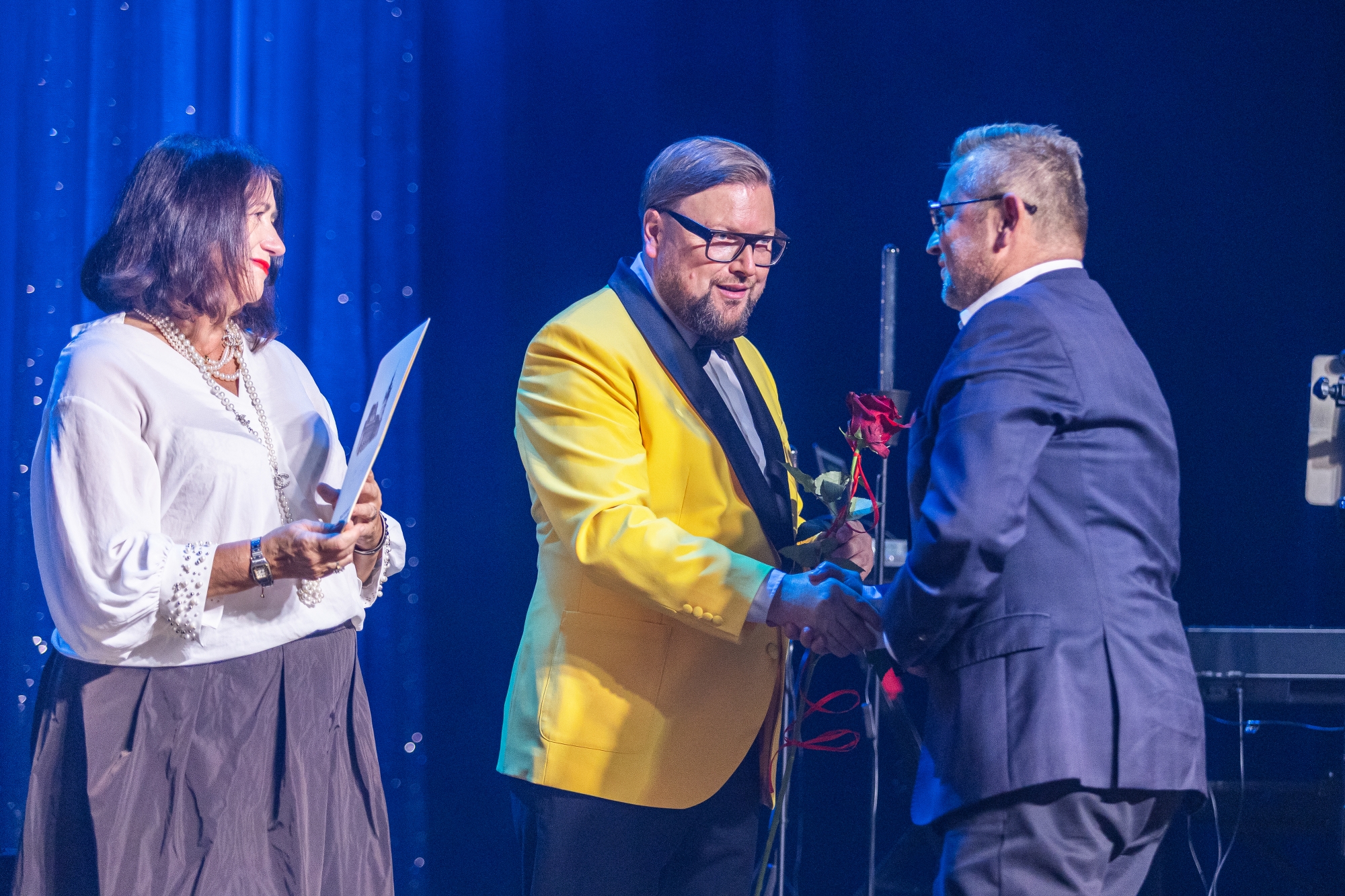 na zdjęciu osoby na scenie