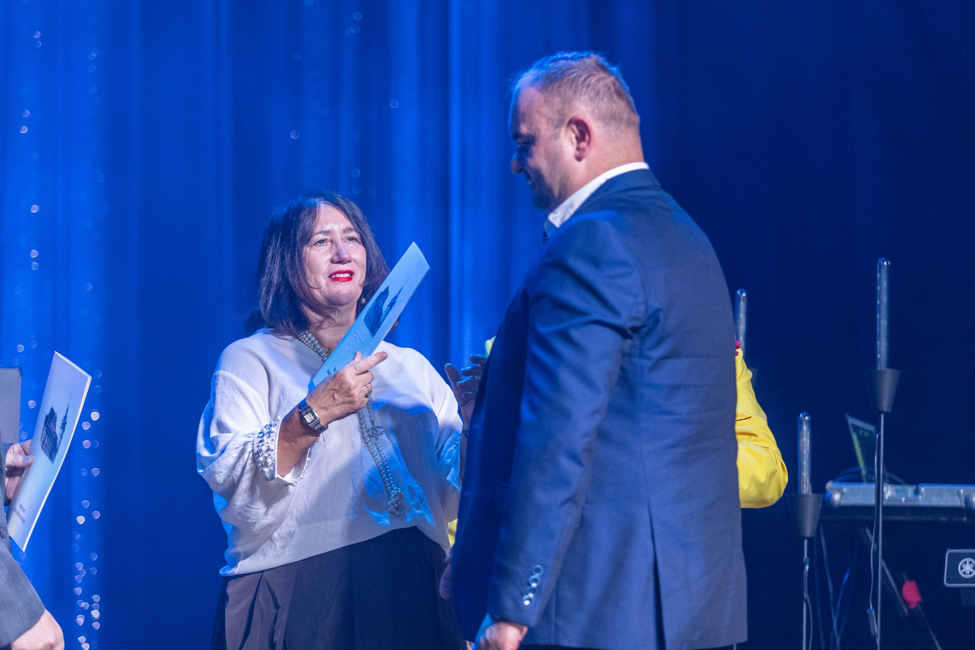 na zdjęciu osoby na scenie