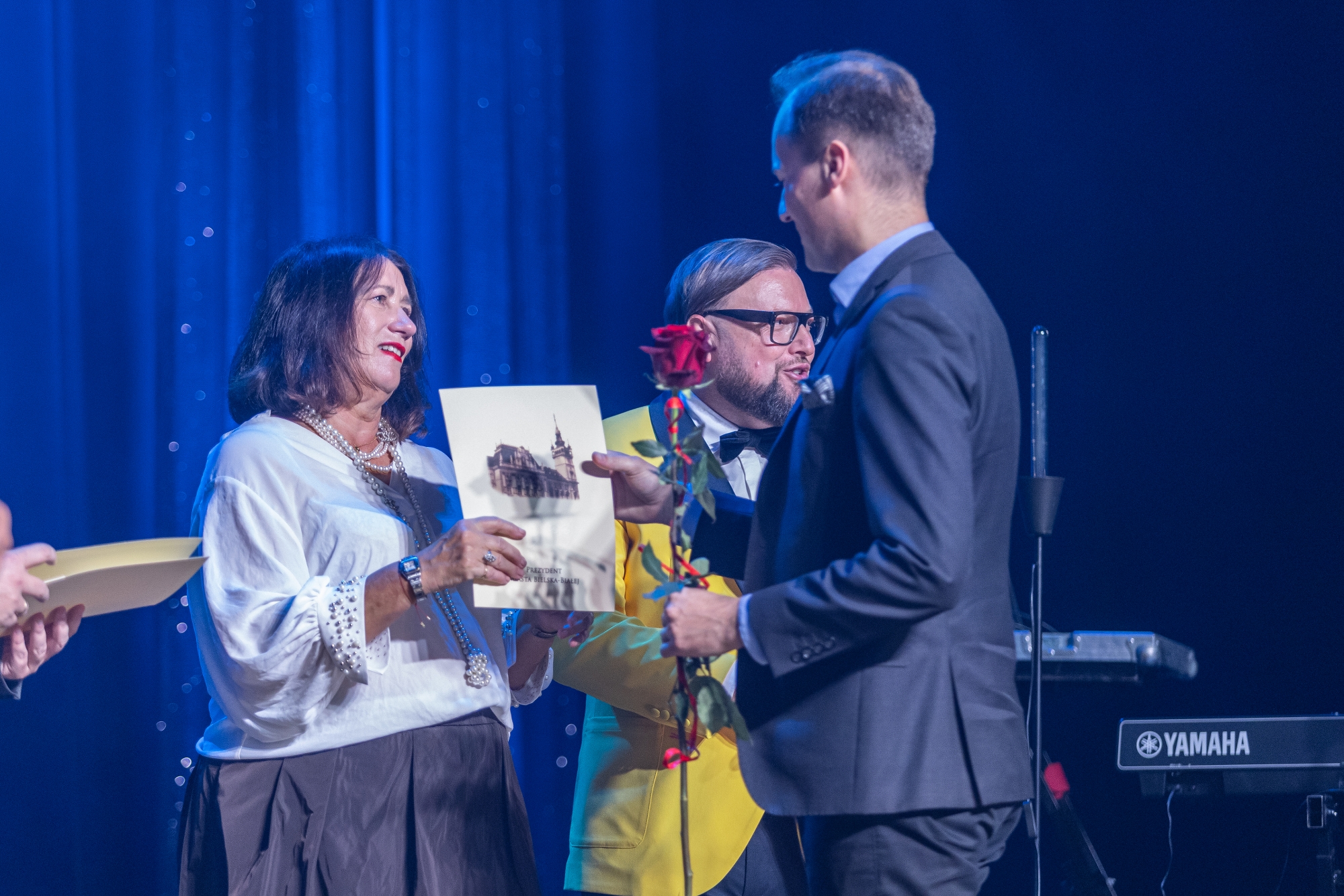 na zdjęciu osoby na scenie