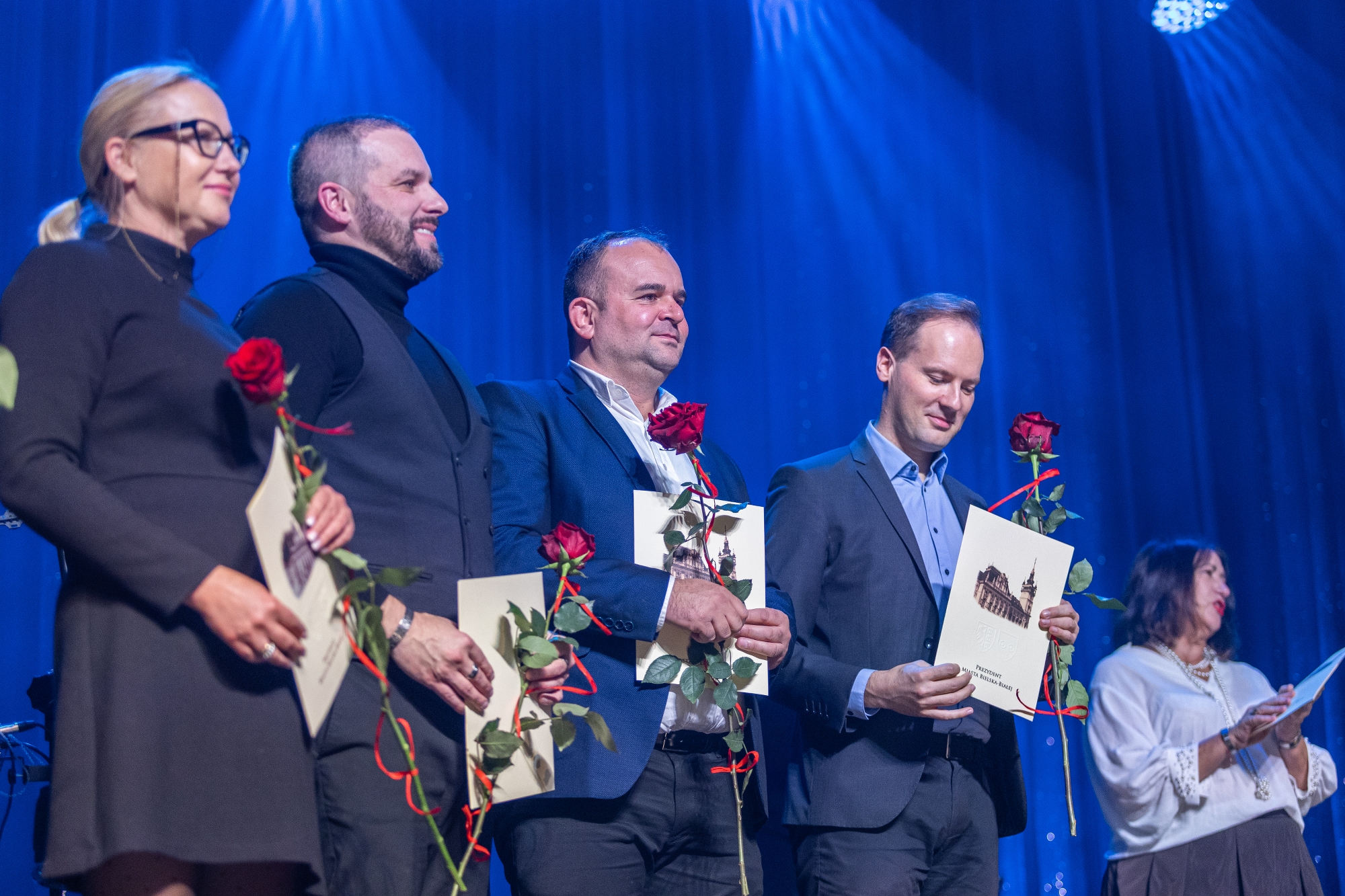 na zdjęciu osoby na scenie