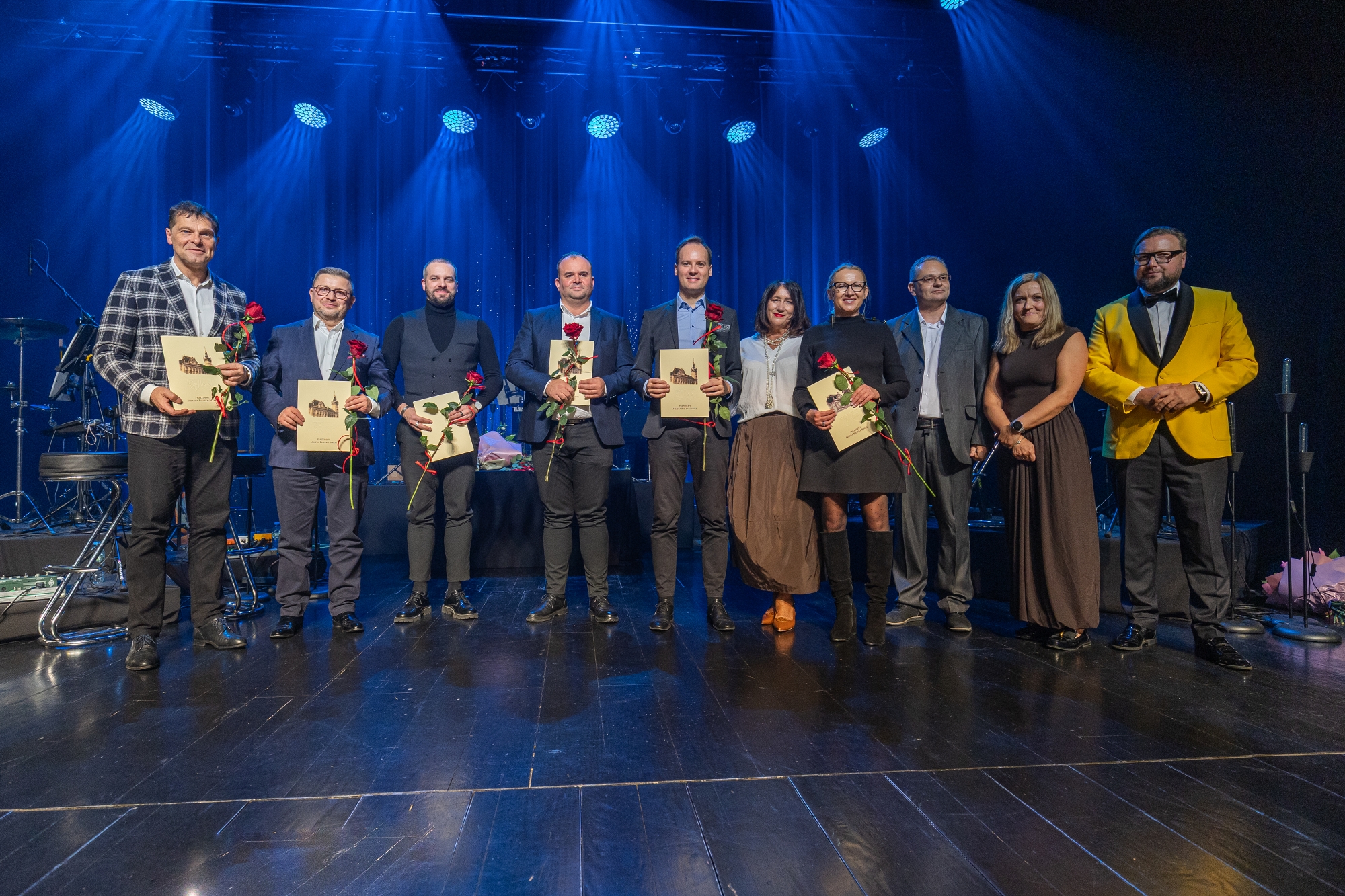 na zdjęciu osoby na scenie