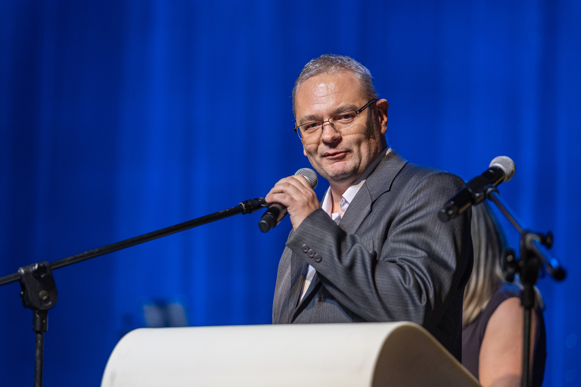 na zdjęciu osoby na scenie