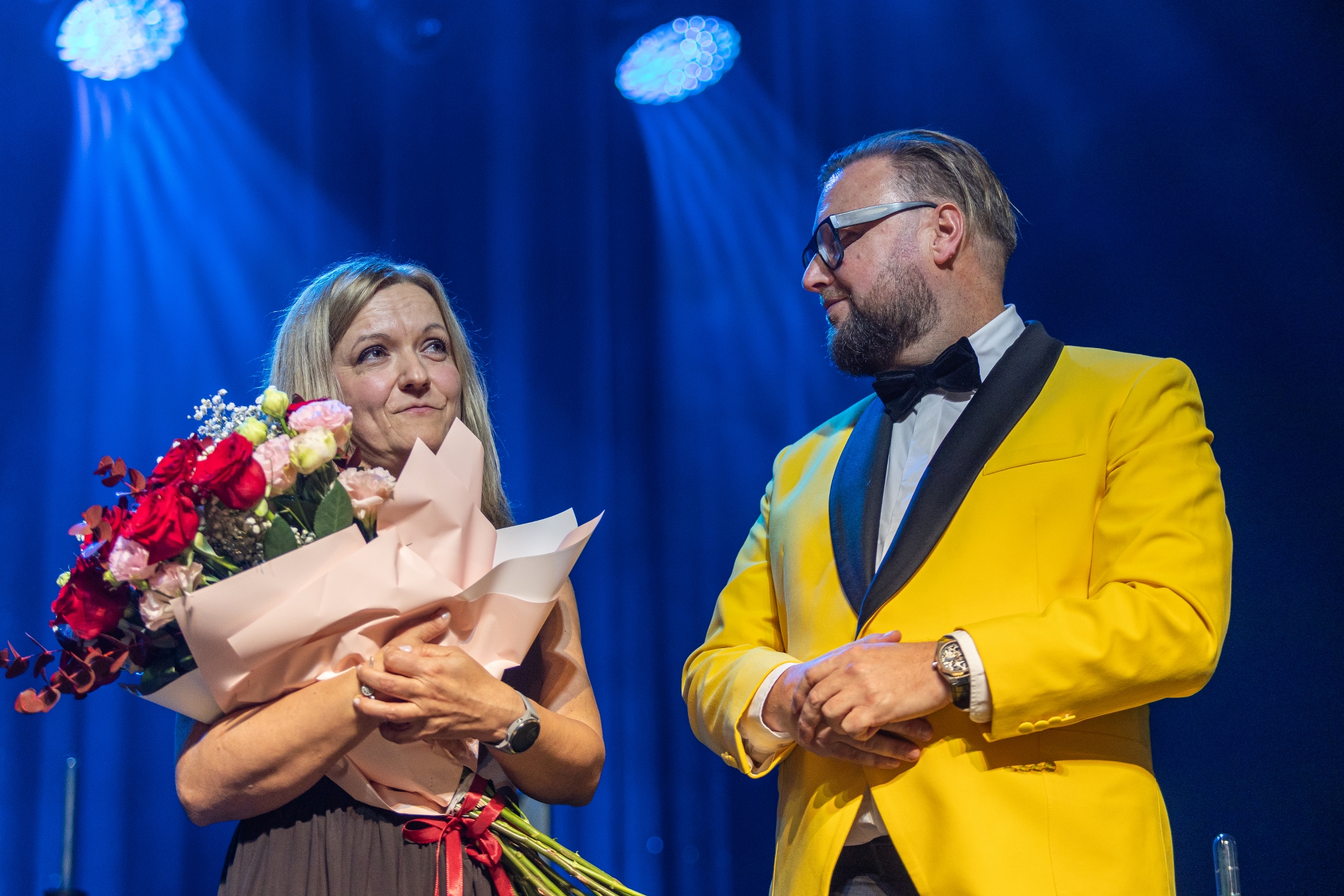 na zdjęciu osoby na scenie