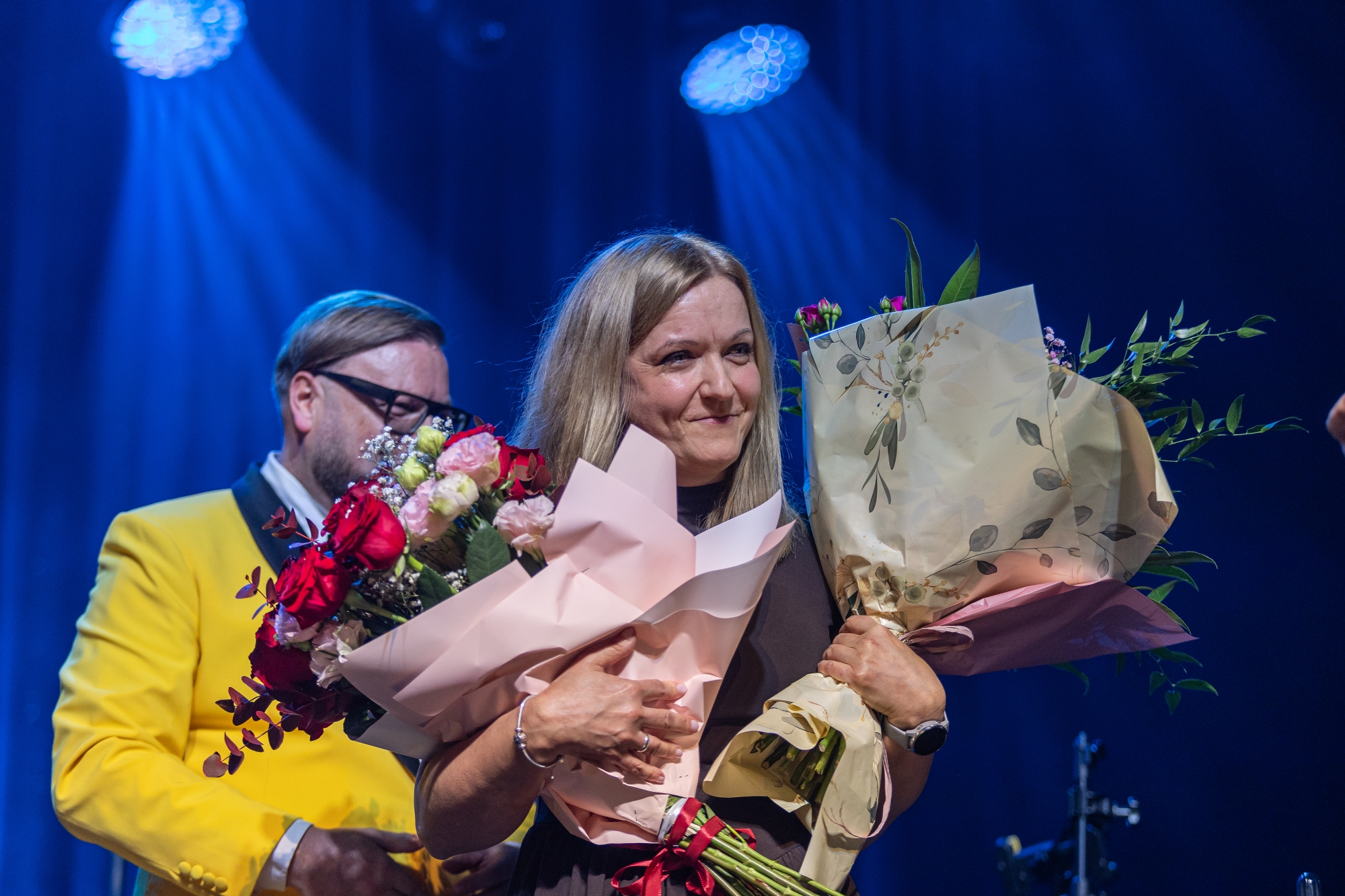 na zdjęciu osoby na scenie