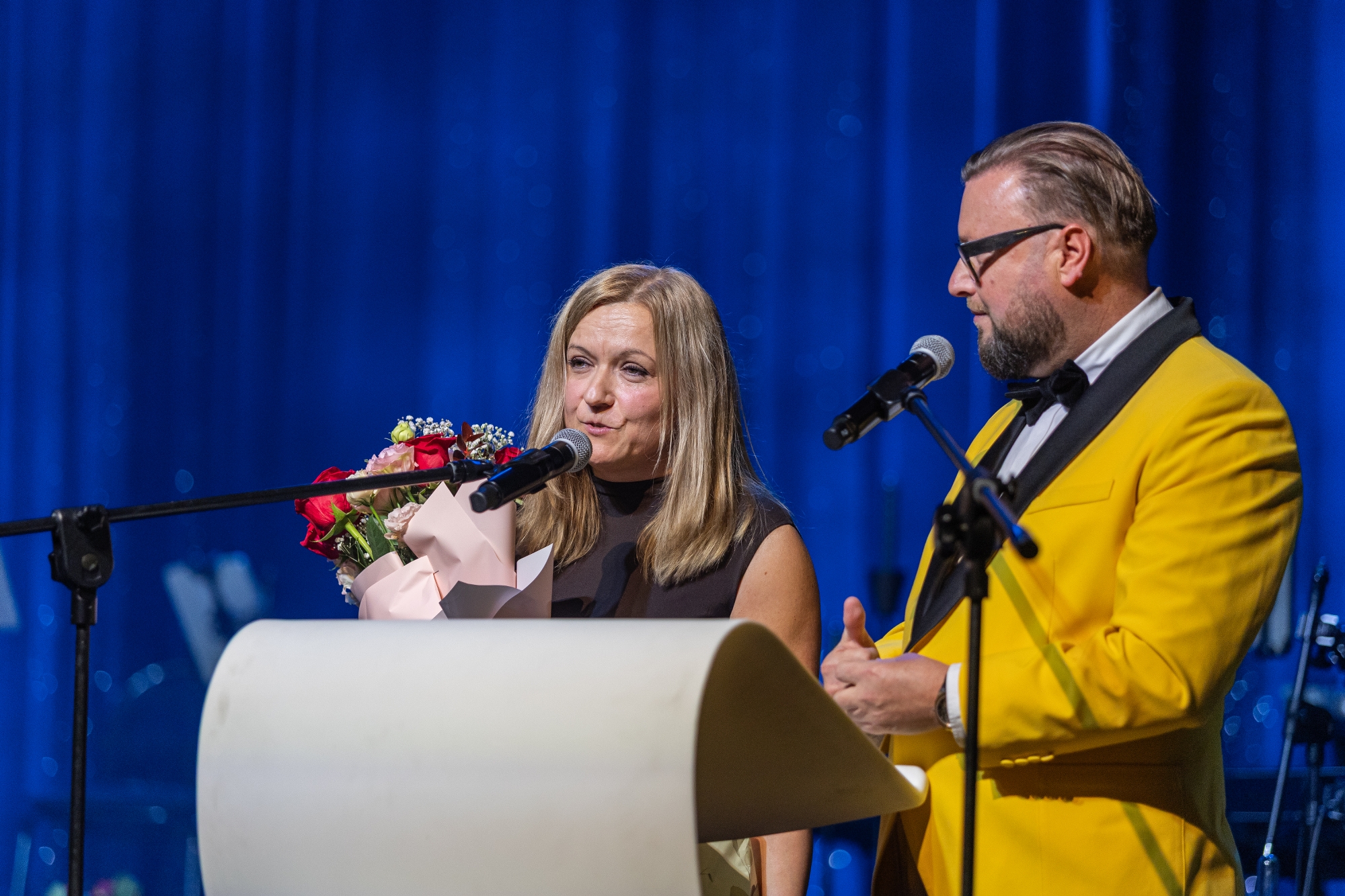 na zdjęciu osoby na scenie