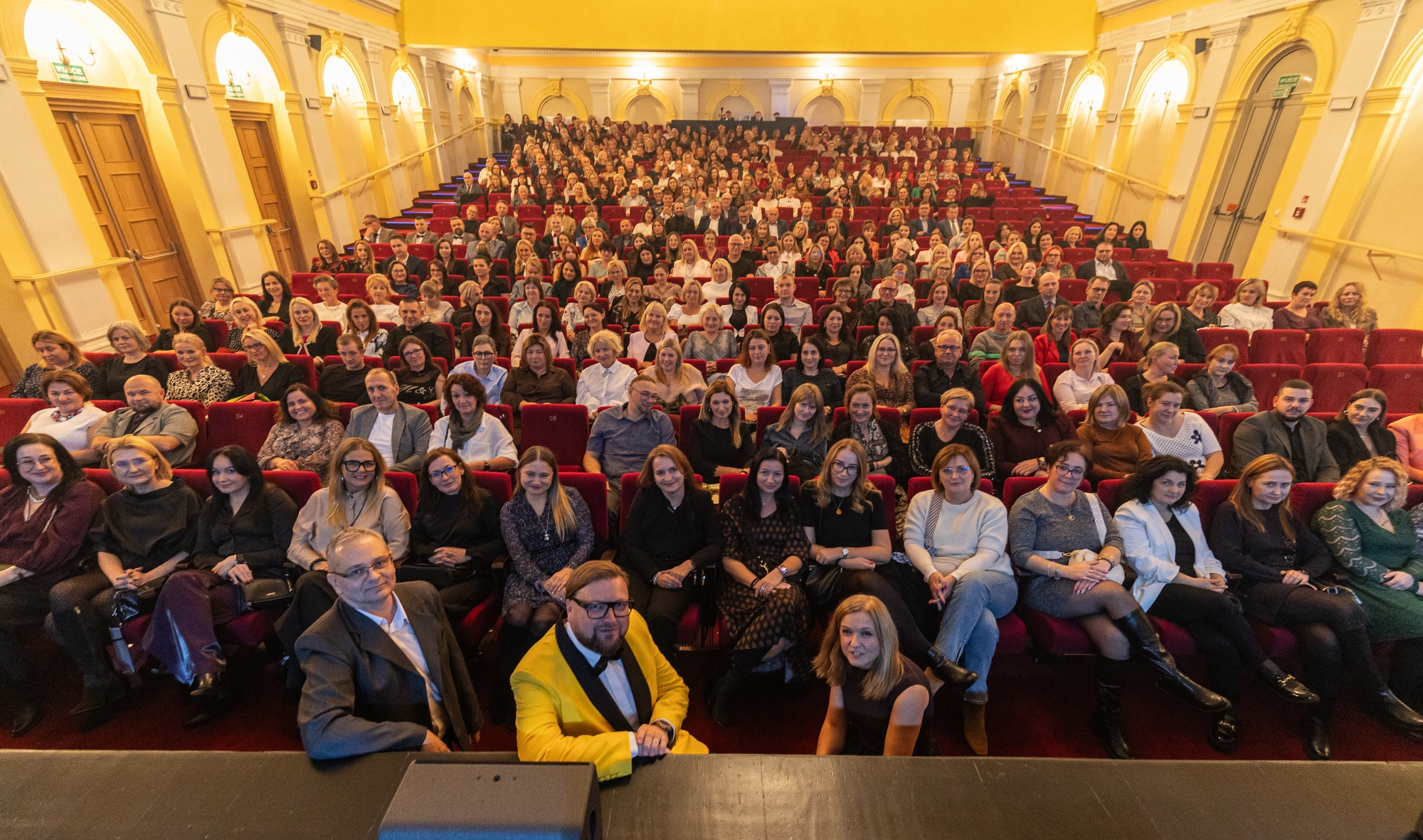 na zdjęciu osoby na scenie
