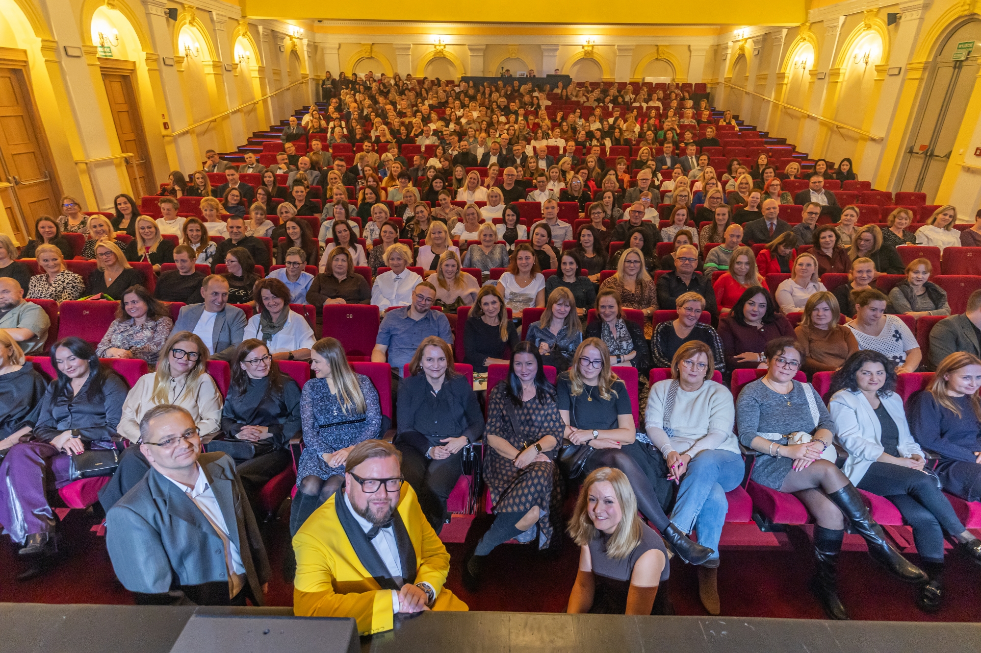 na zdjęciu osoby na scenie