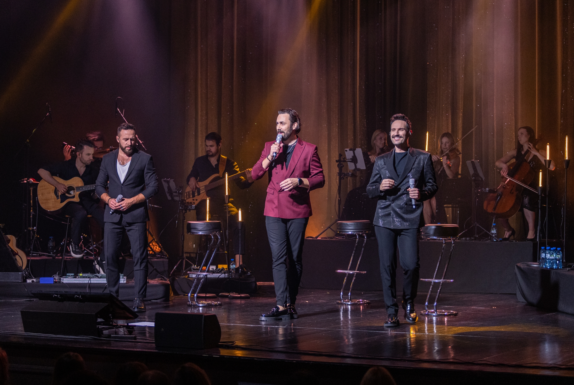 na zdjęciu osoby na scenie