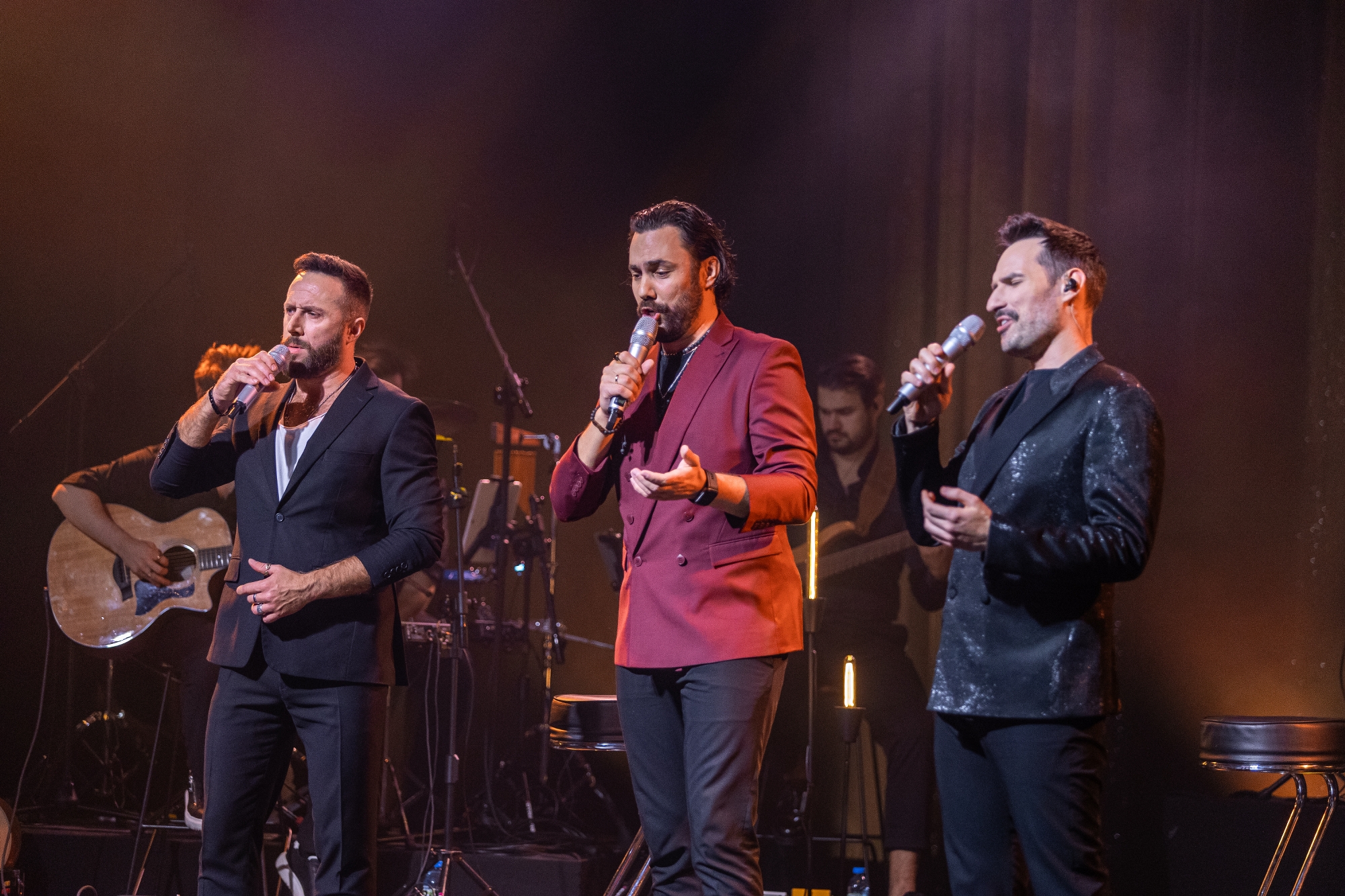 na zdjęciu osoby na scenie