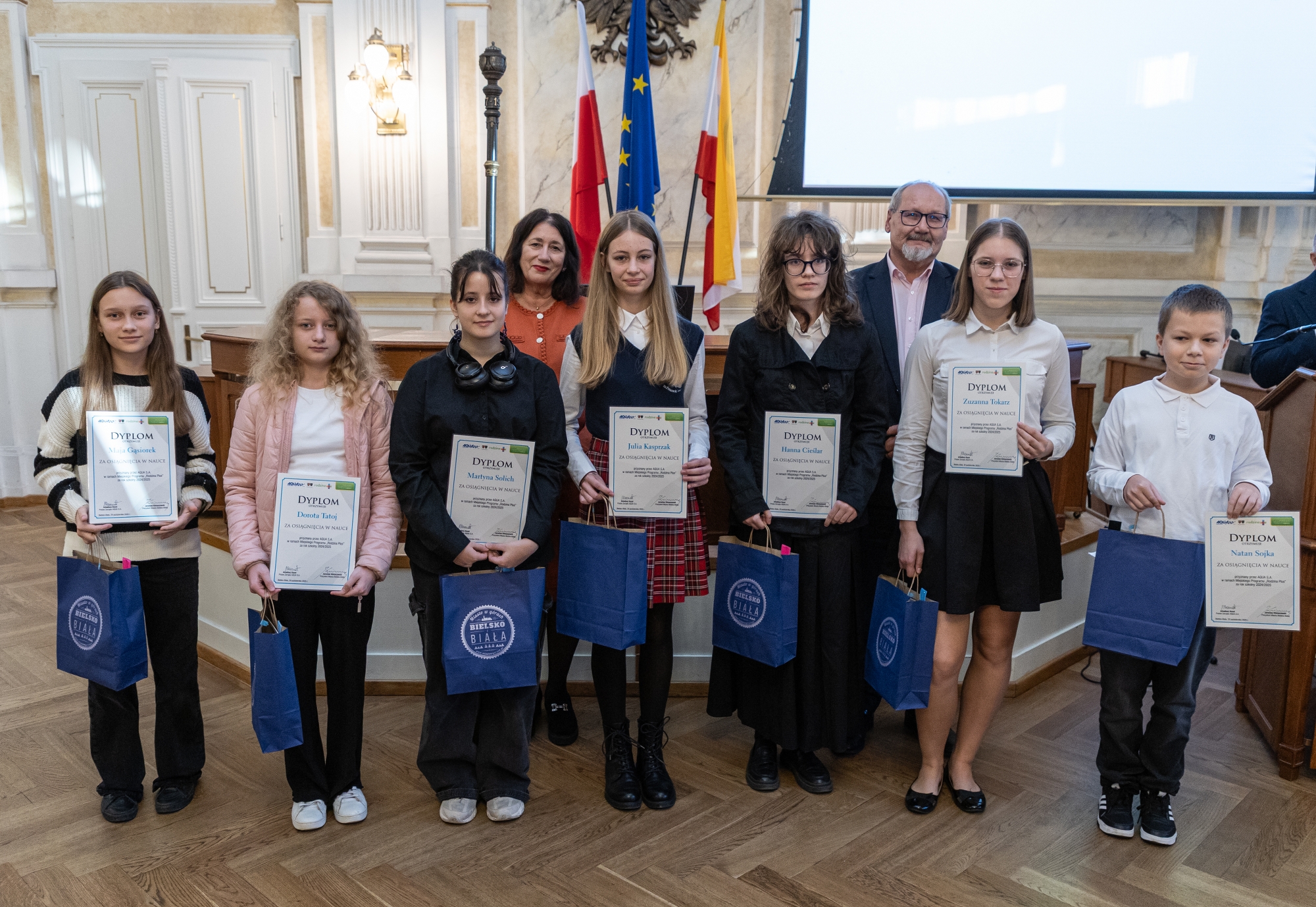 na zdjęciu stypendyści 