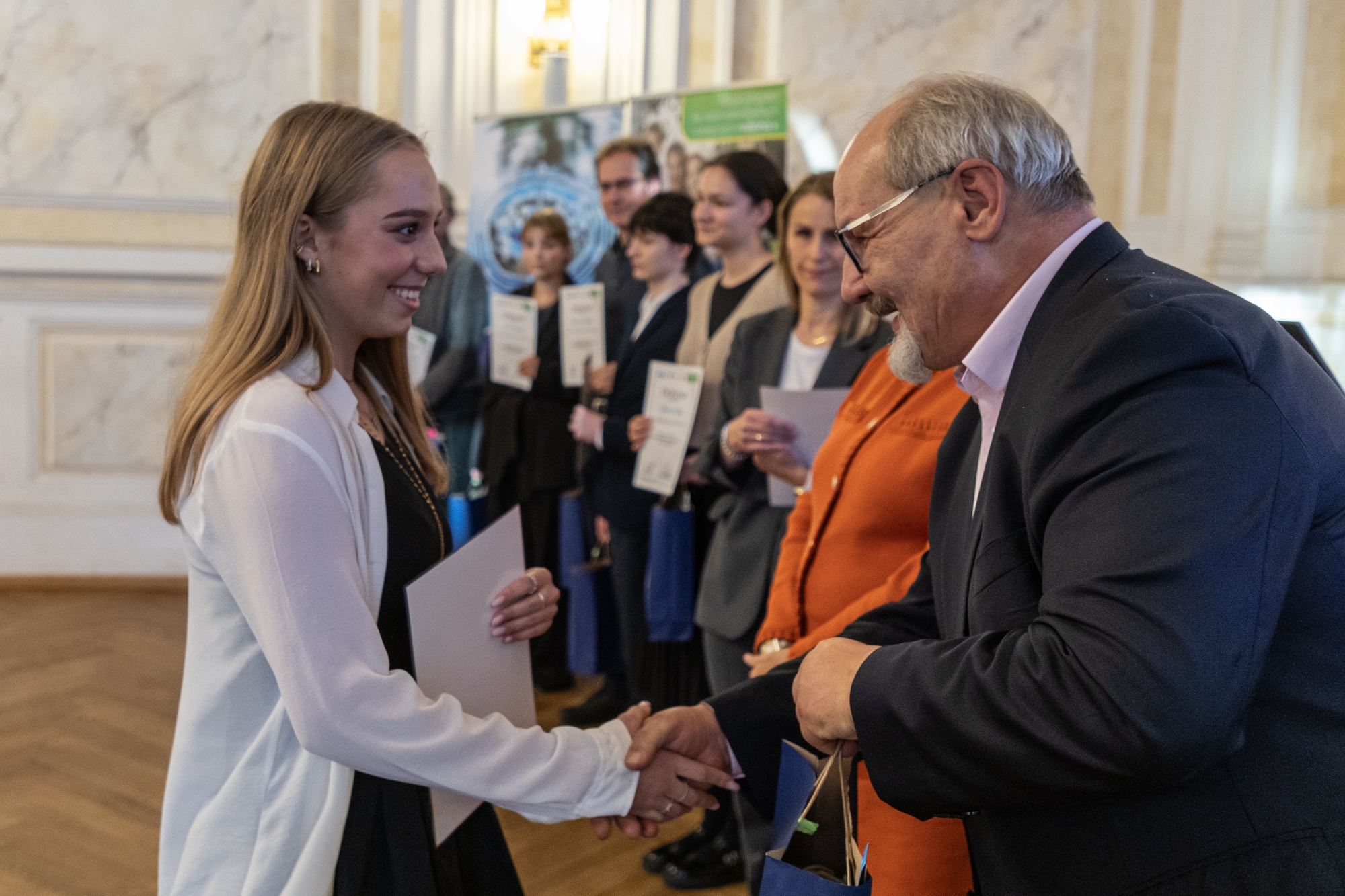 na zdjęciu stypendyści 