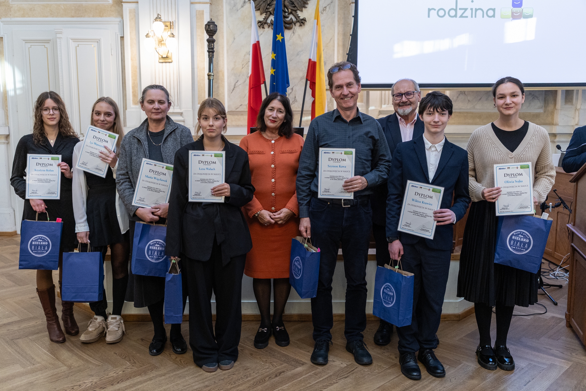na zdjęciu stypendyści 