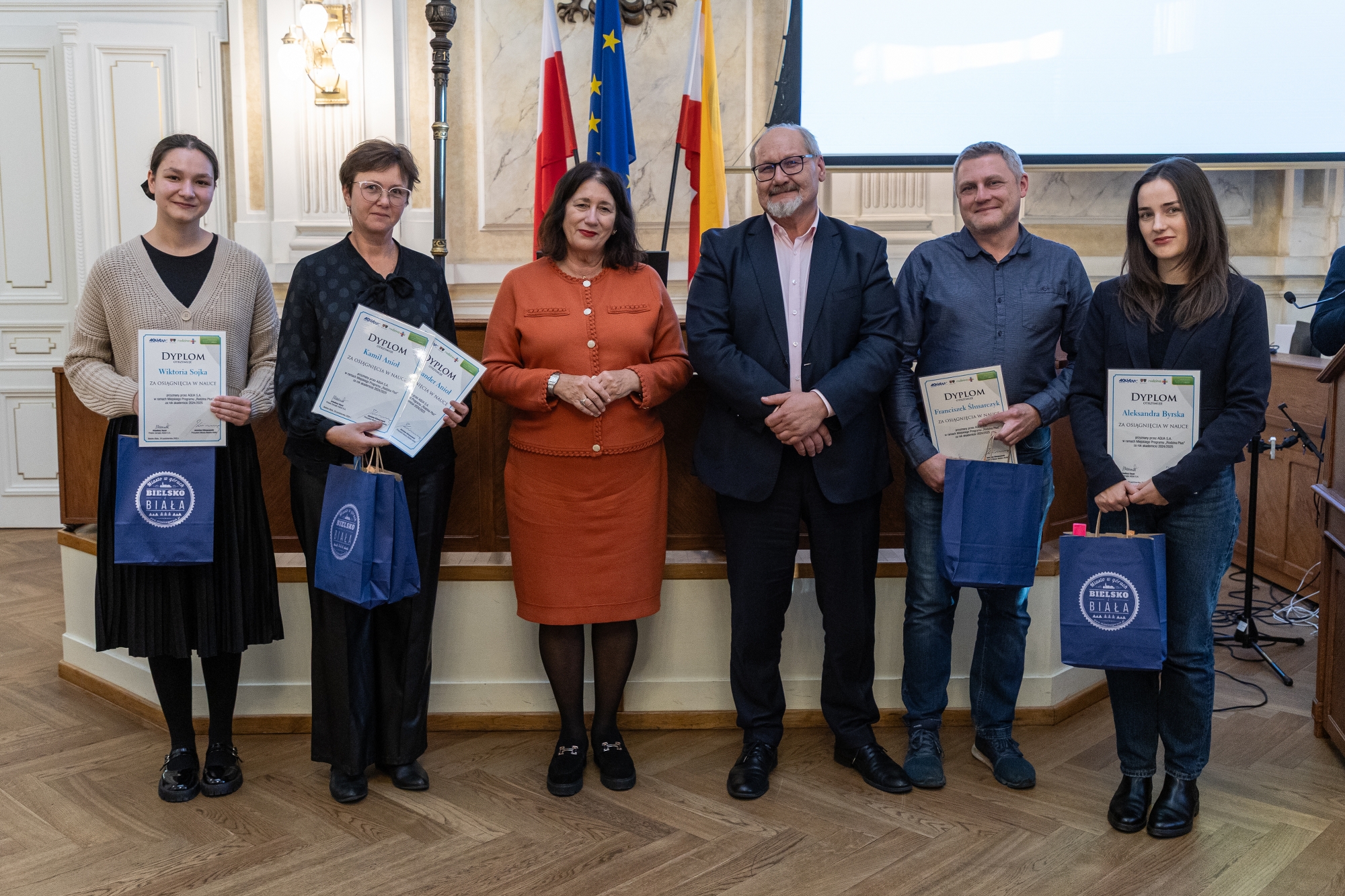 na zdjęciu stypendyści 